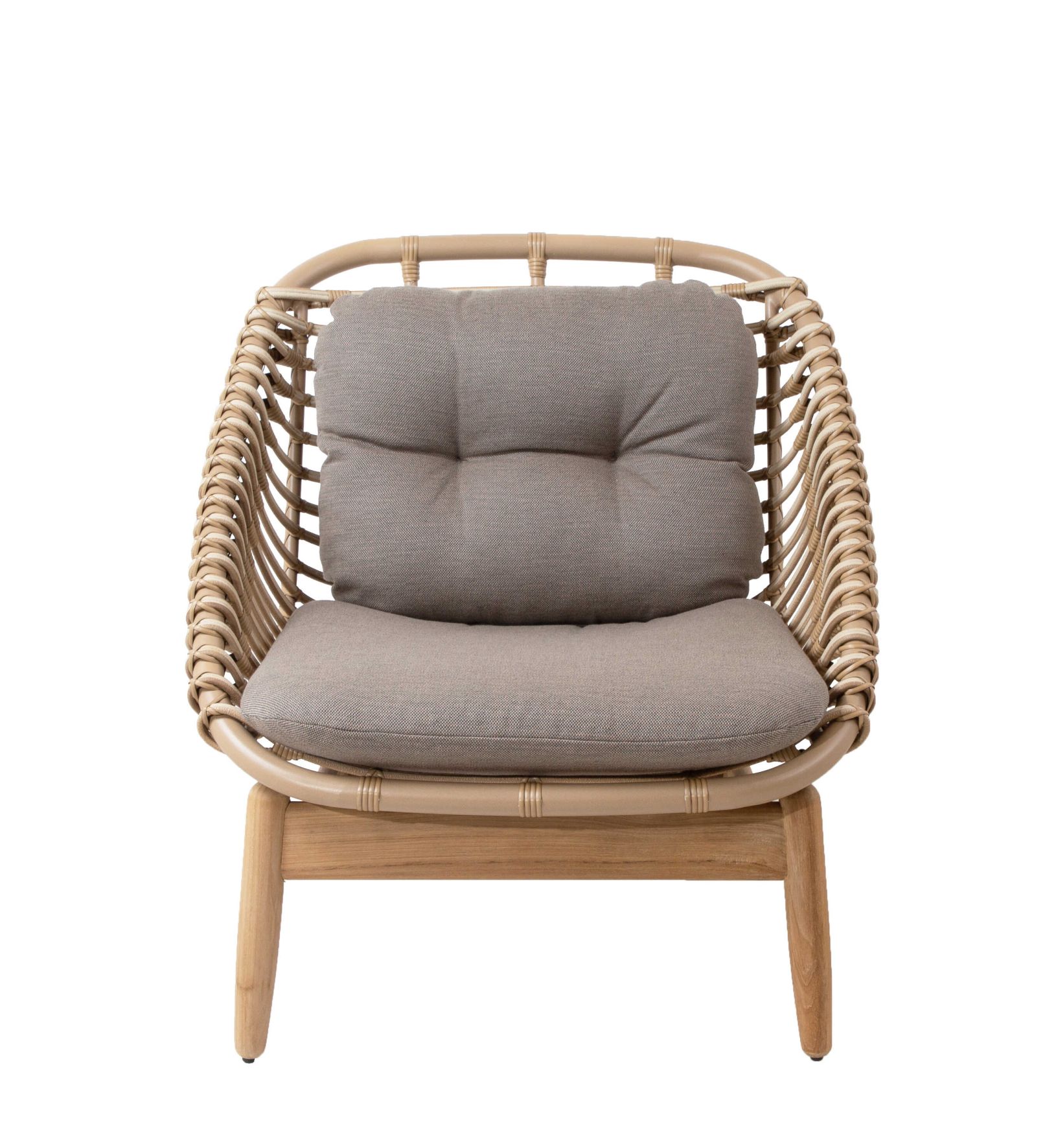 Strington Outdoor Loungesessel von Cane-Line: Rattan Sessel mit grauen Kissen für Garten und Terrasse.