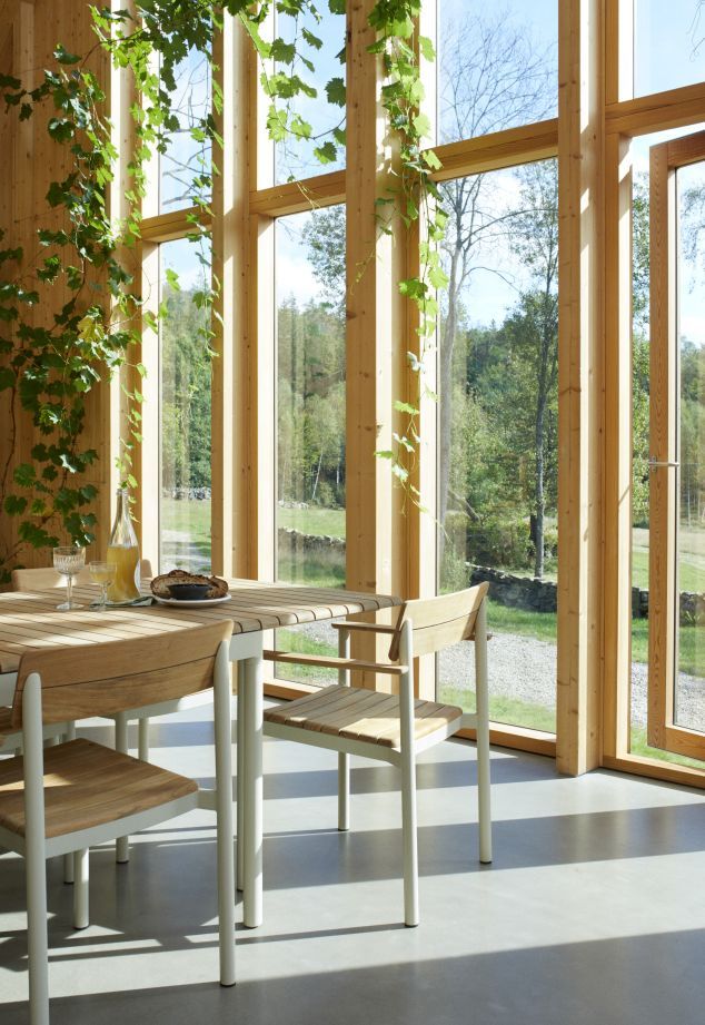 Pelagus Stuhl Skagerak: Holzstuhl mit Armlehnen am Esstisch in lichtdurchflutetem Raum.