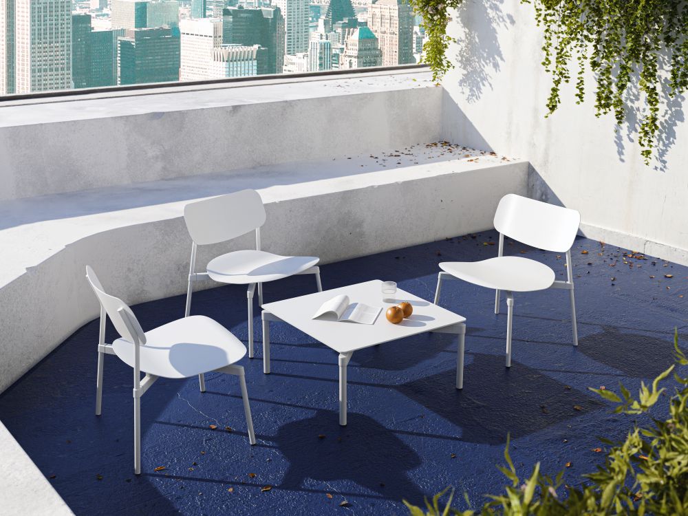 Weißer Fromme Coffee Table Couchtisch von Petite Friture mit Stühlen auf einer Dachterrasse.