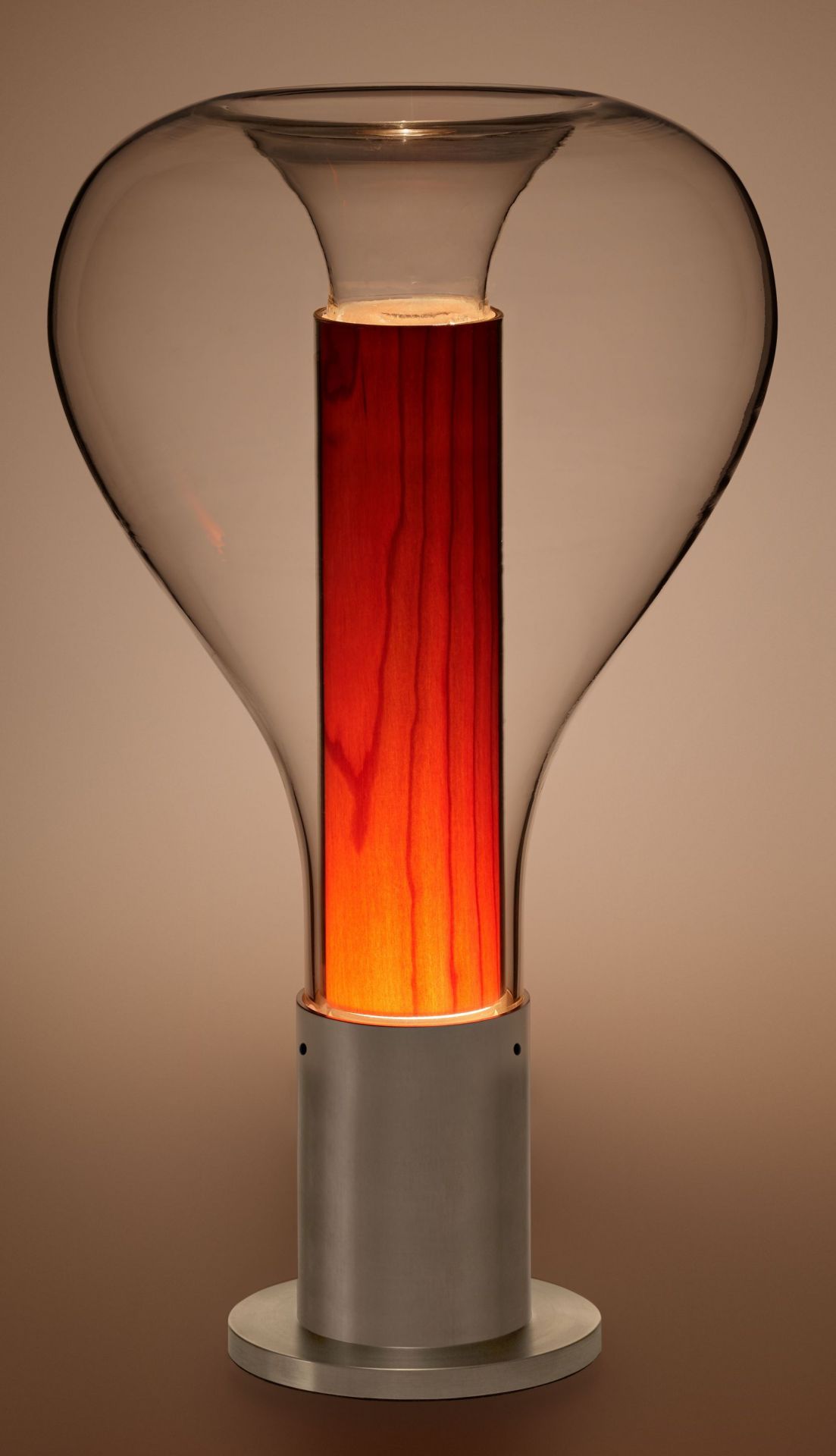 Eris Tischleuchte von LZF Lamps: Moderne Lampe mit Kirschholz und Aluminiumsockel.