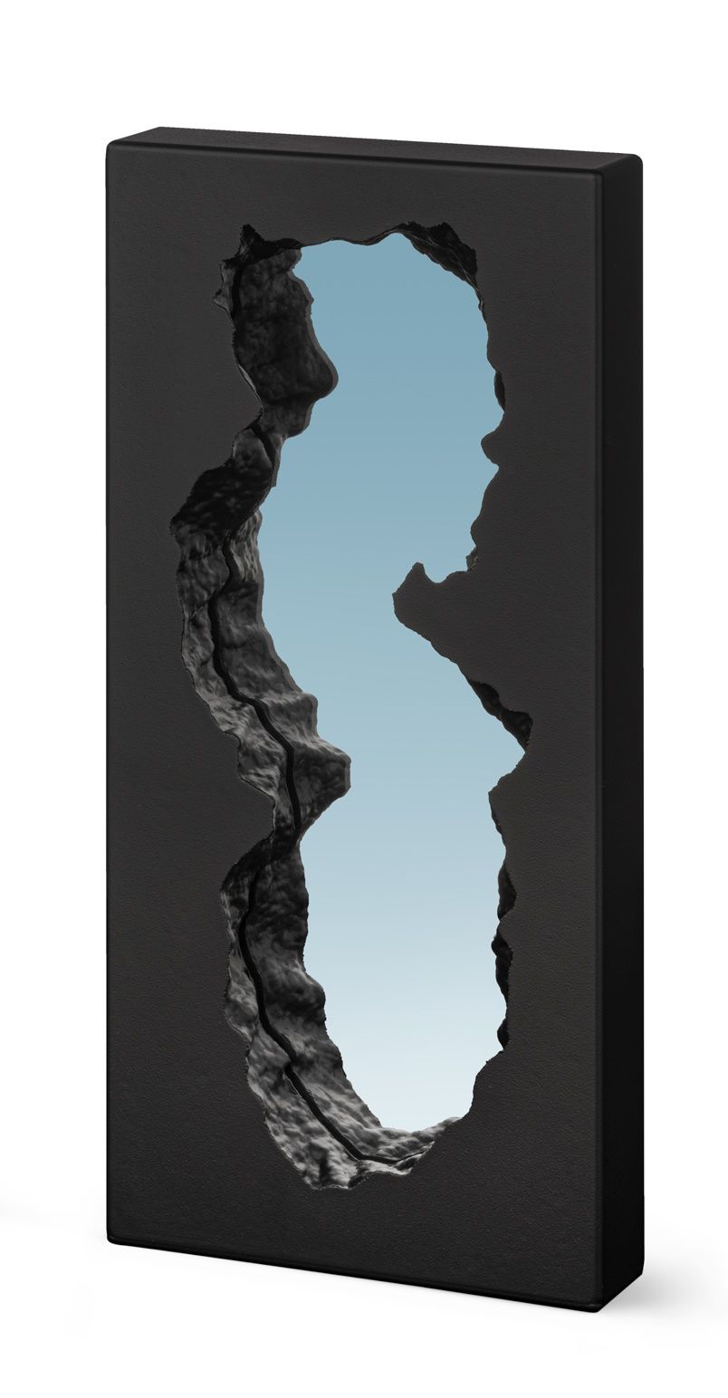 Guframini Broken Mirror Miniatur: Schwarzer Spiegel mit zerbrochener Oberfläche und blauem Hintergrund. Designobjekt.