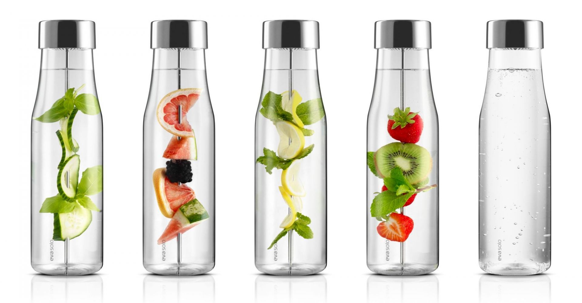 Fünf Eva Solo My Flavour Karaffen mit Wasser, Früchten und Kräutern für Infused Water.