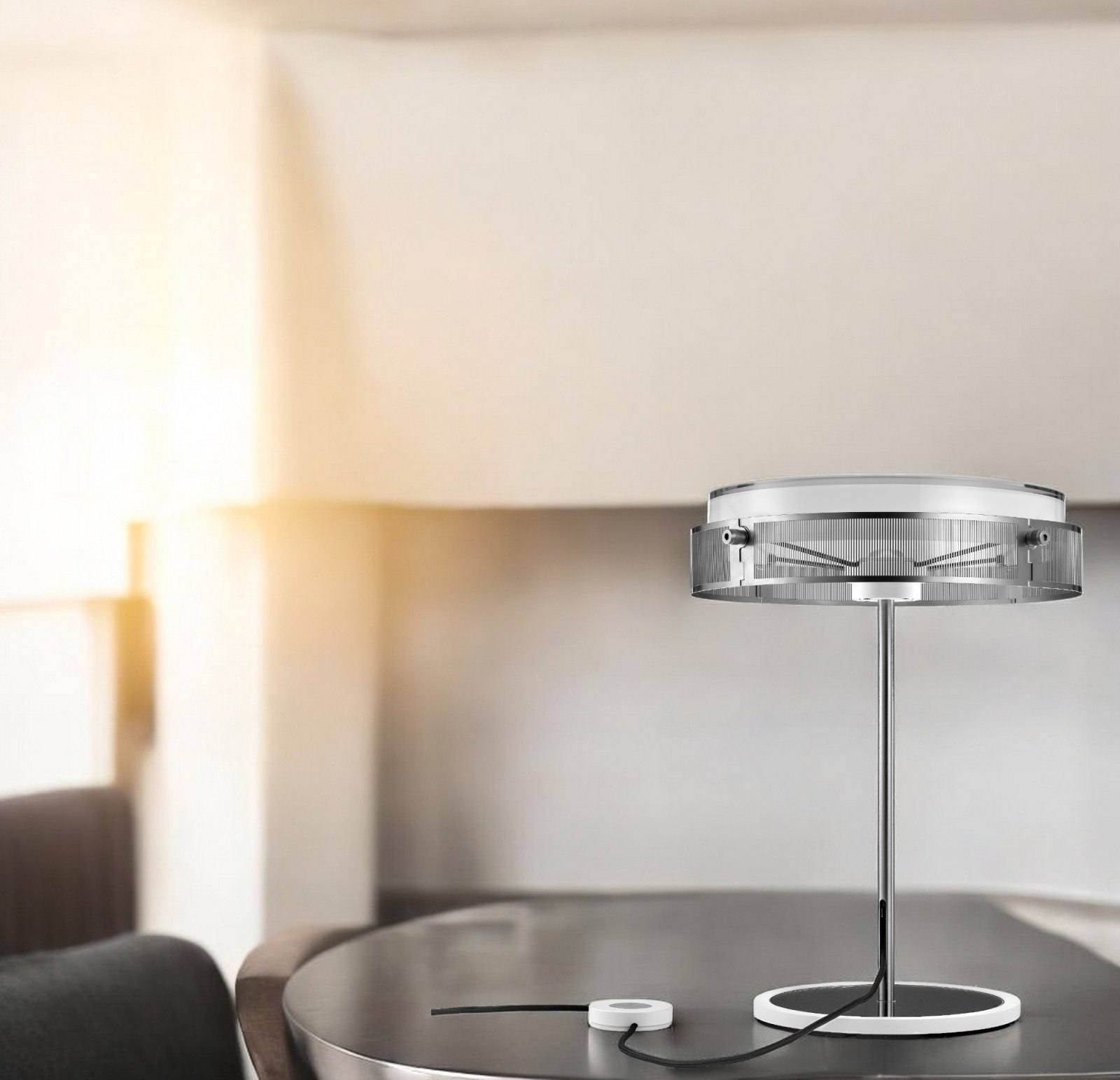 Anima Tischleuchte von Lumina, matt weiß, auf einem Tisch. Moderne Lampe für Wohnzimmer und Büro.