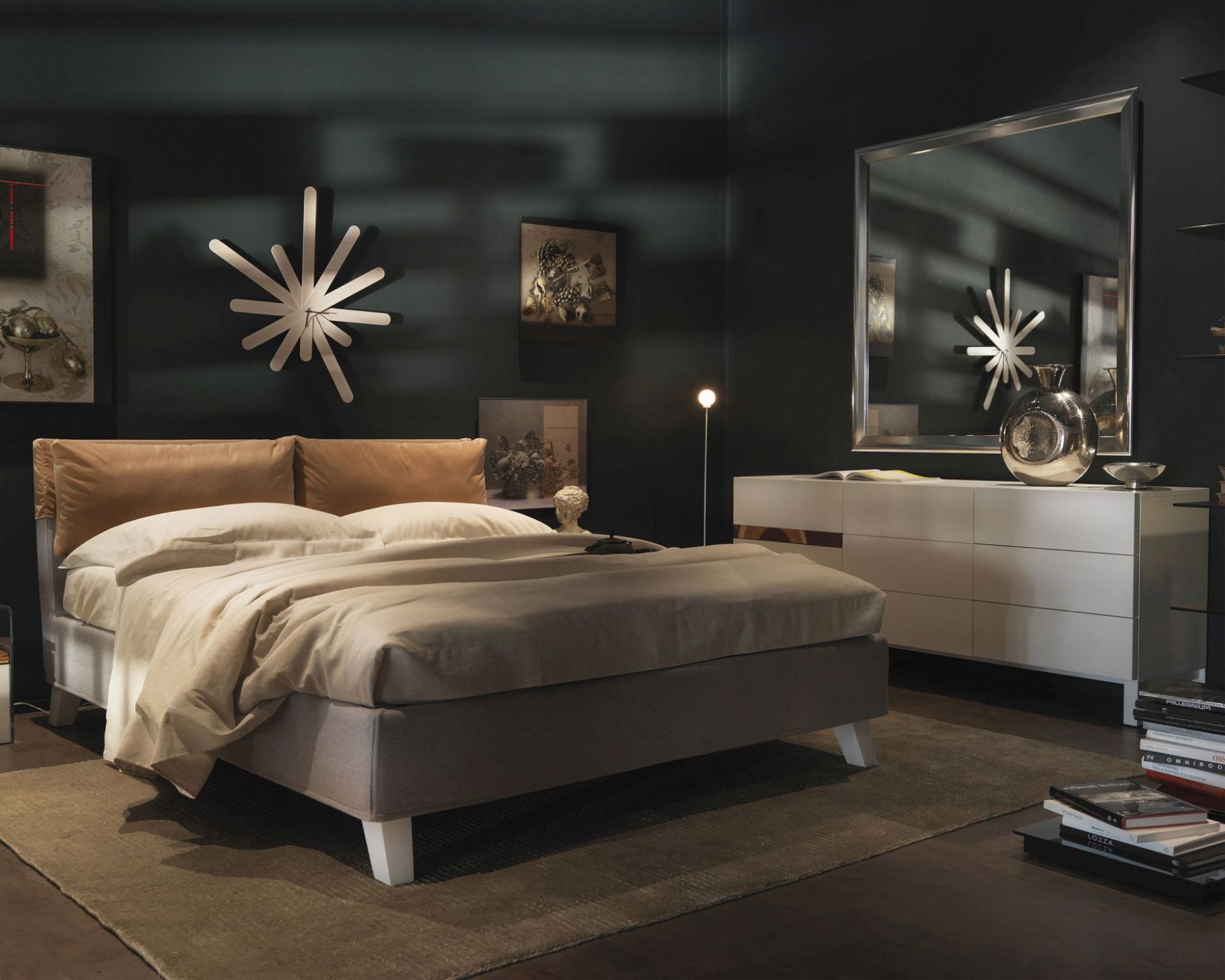 Yume Spiegel mit Rahmen von Casamania Horm über Kommode im Schlafzimmer mit Bett und Teppich.