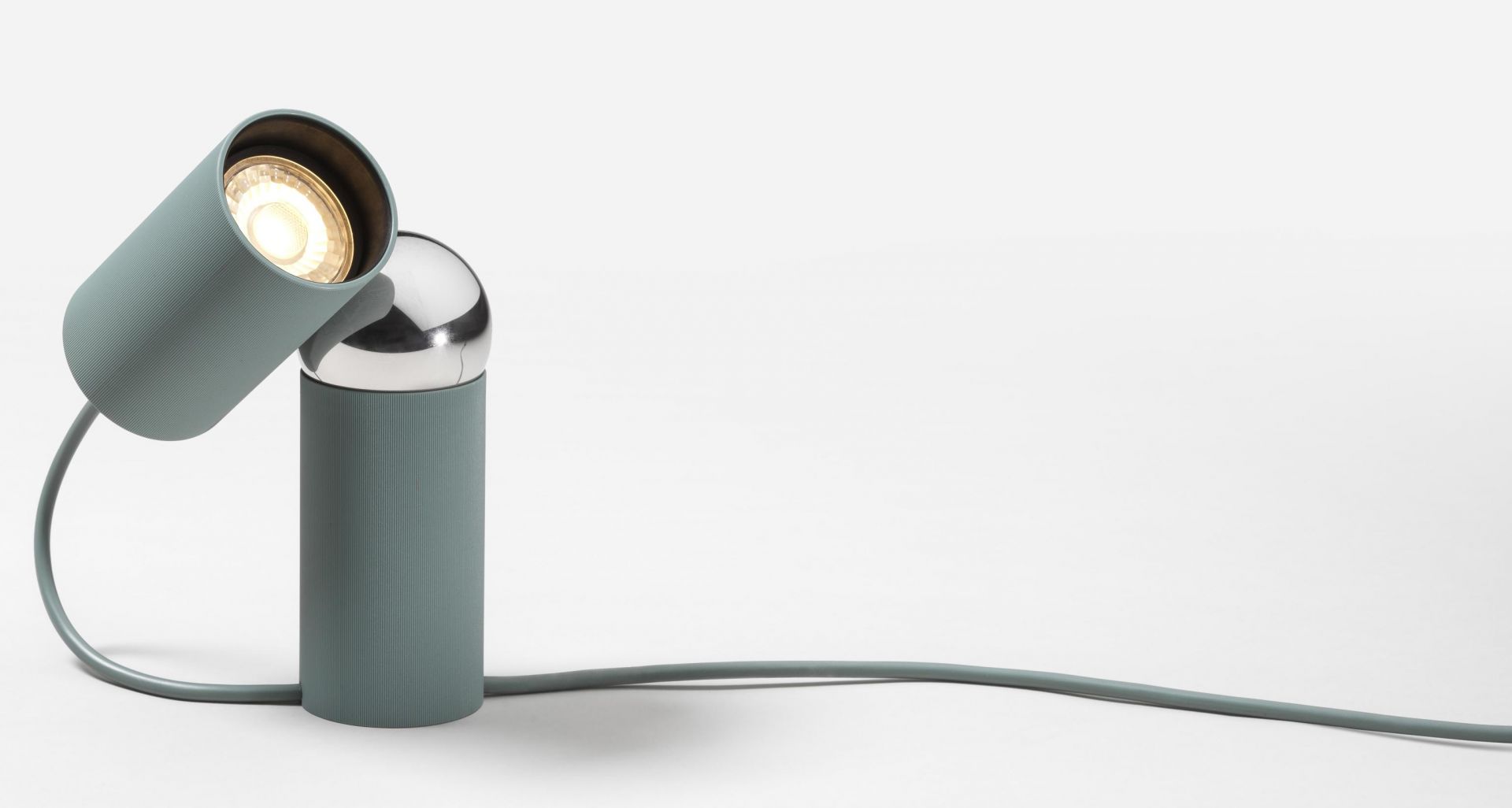 Nahaufnahme der Flos Bilboquet Tischleuchte in Salbei, moderne Schreibtischlampe mit verstellbarem Licht.