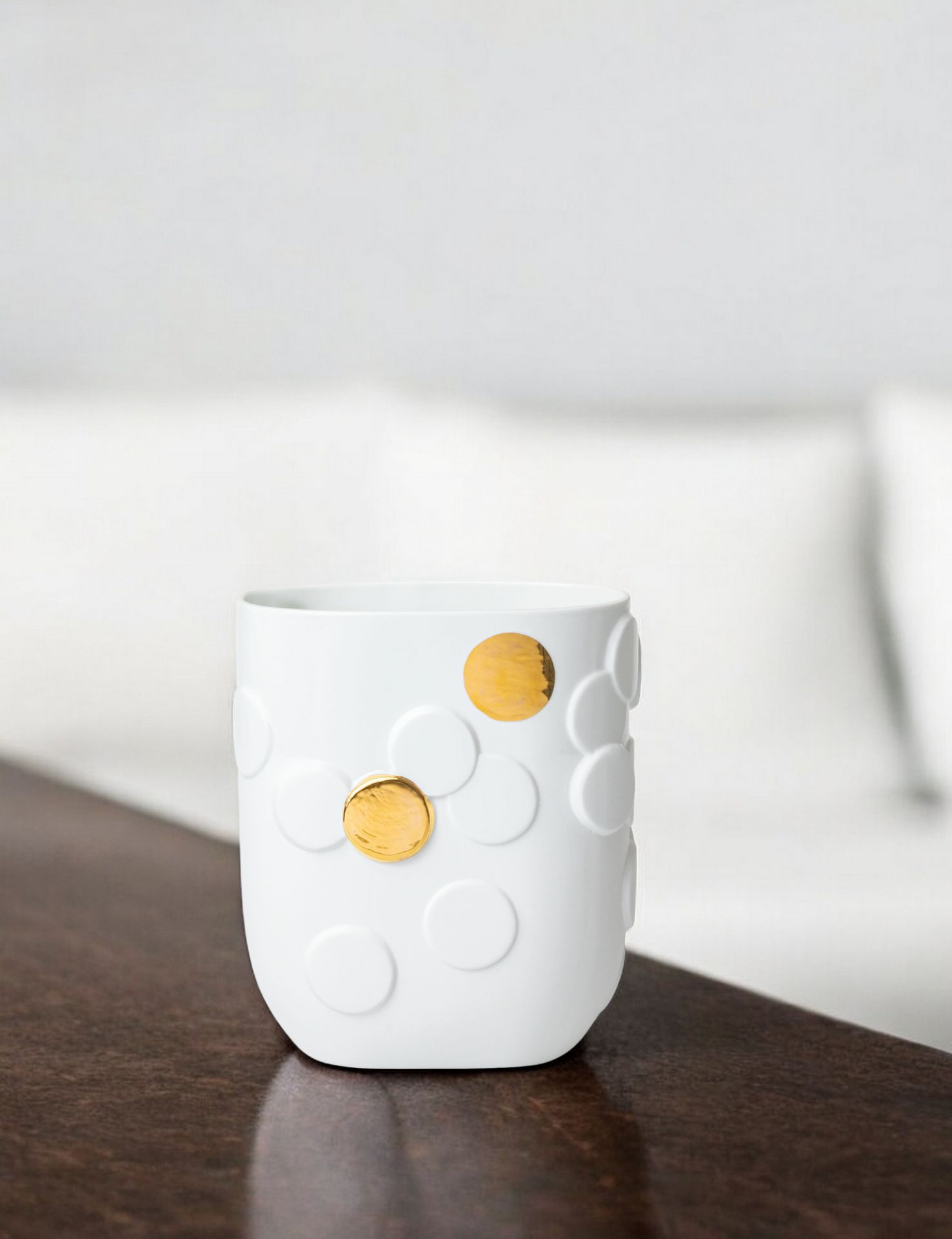 Weiße Vase mit goldenen Punkten, moderne Dekoration für Wohnzimmer und Tischdeko.