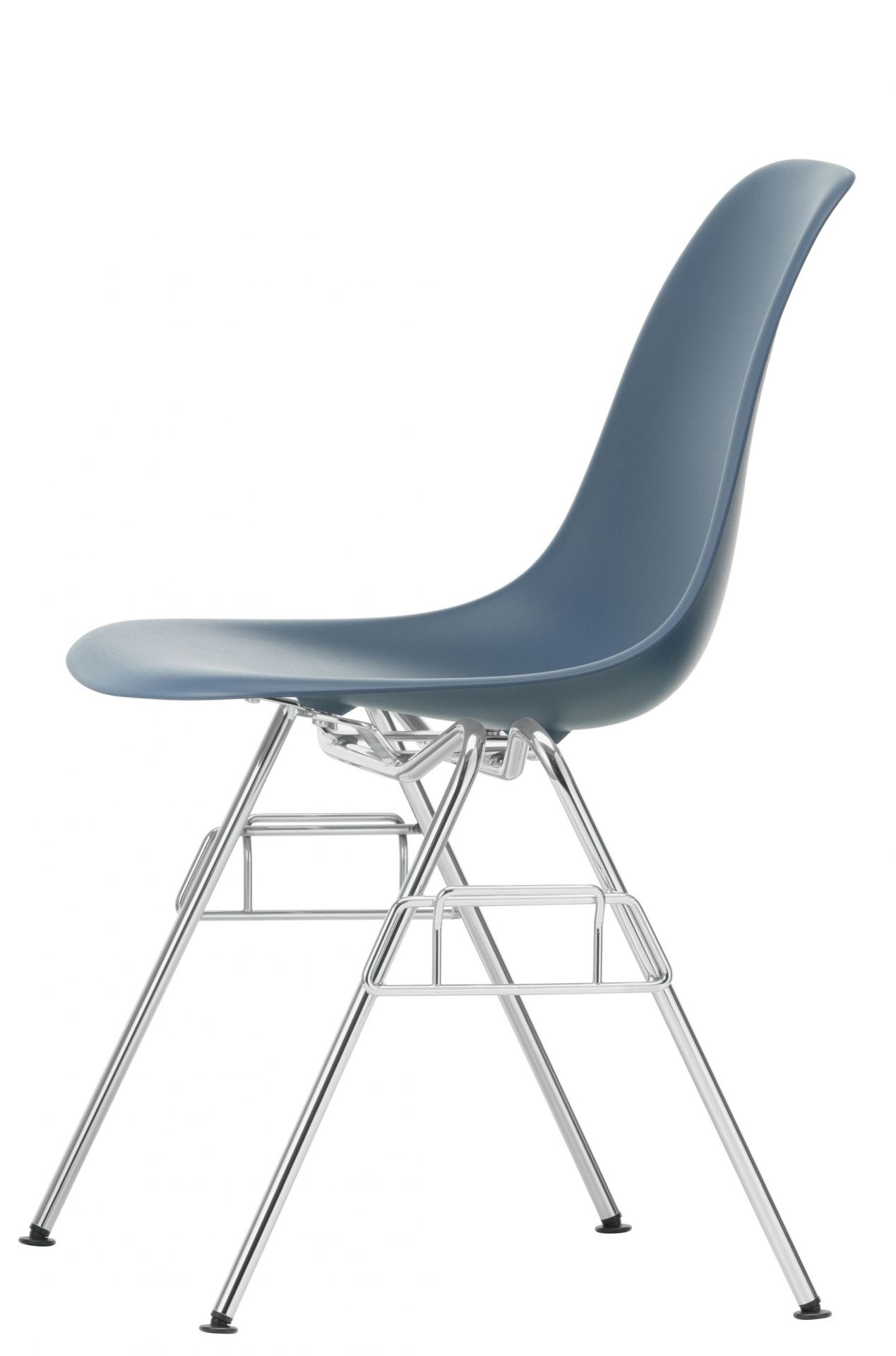 Blauer Eames Stuhl von Vitra mit verchromtem Gestell, Ansicht von der Seite. Designklassiker.