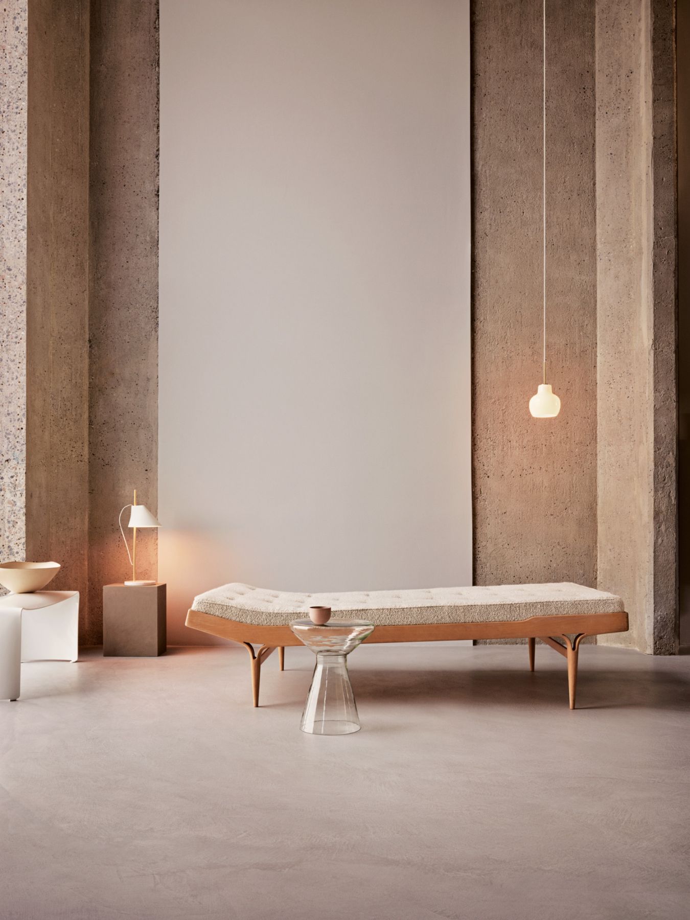 Helle VL Ring Crown Pendelleuchte von Louis Poulsen über einer modernen Lounge mit Beistelltisch.