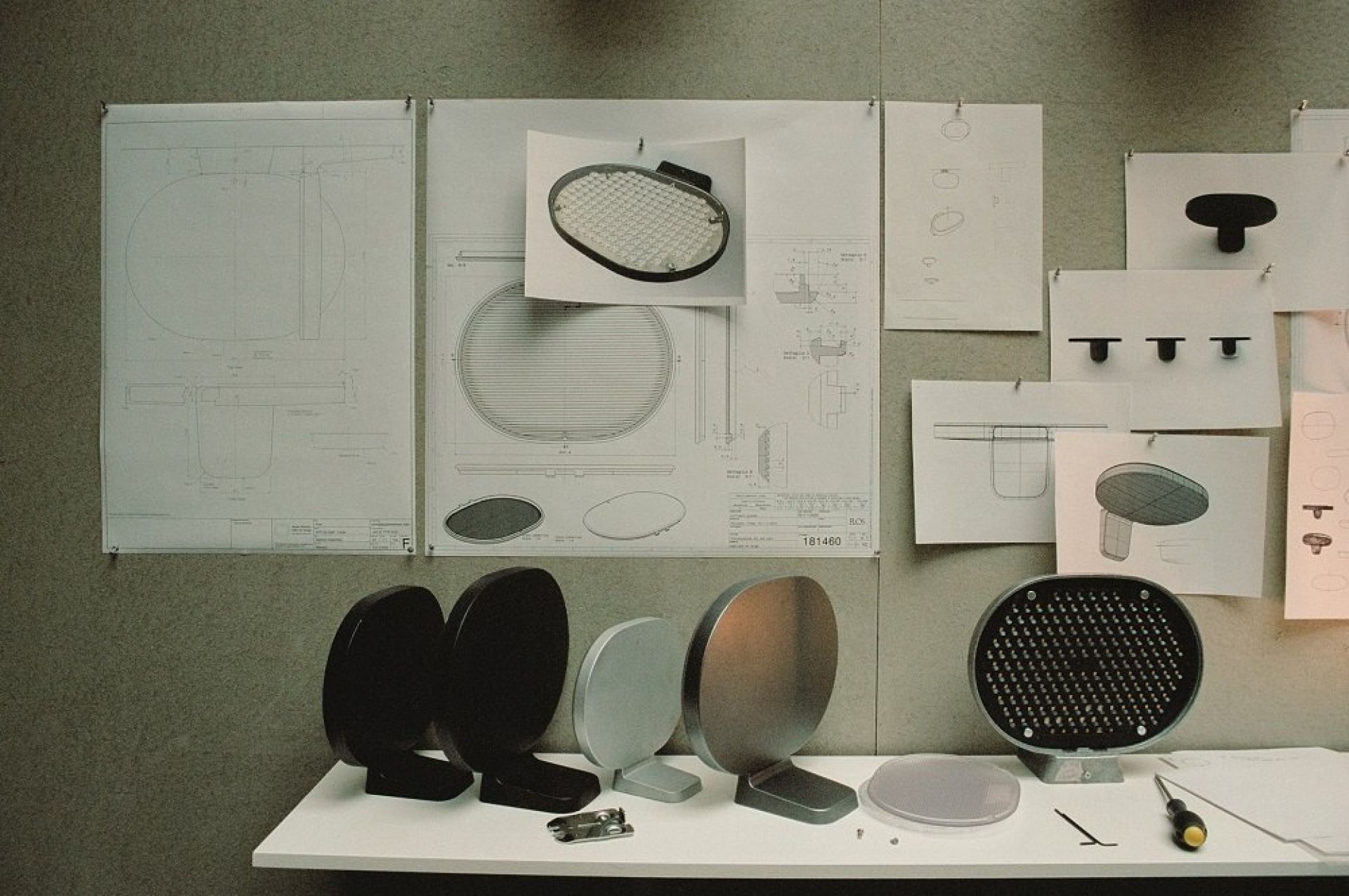 Oplight W1 Wandleuchte von Flos: Designprozess mit Skizzen und Prototypen der modernen LED-Wandlampe.