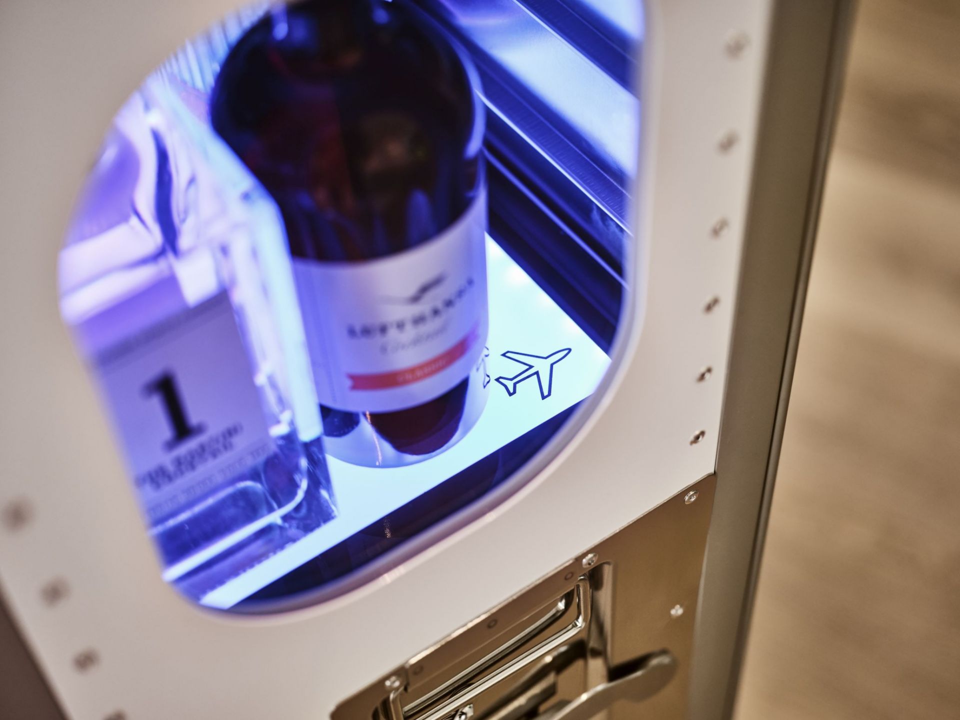 Detailaufnahme: Bar Equipment Set Bordbar mit Wein und Zubehör im beleuchteten Innenraum.