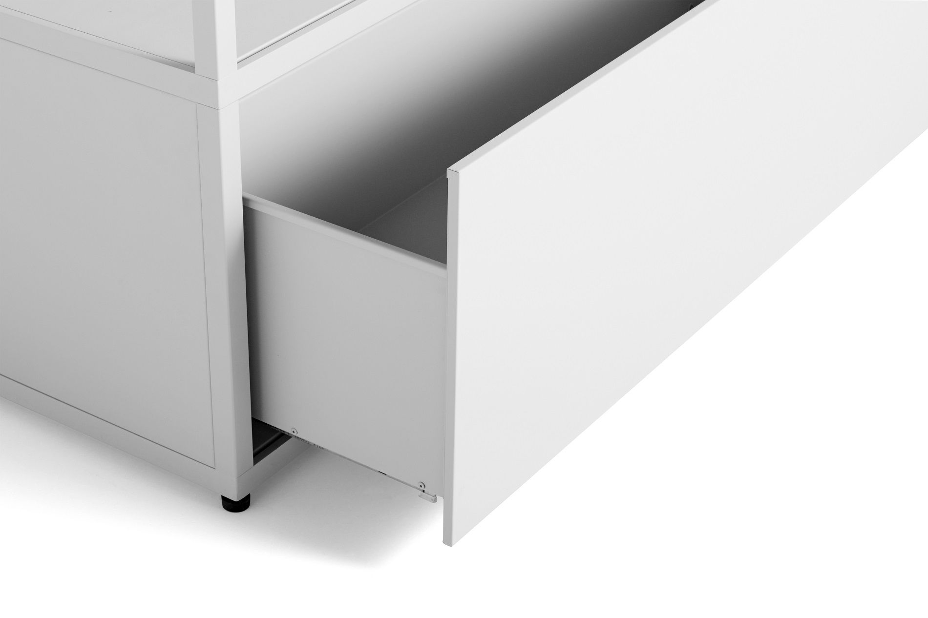 Detailaufnahme: Ausgeöffnete Schublade des weißen New Order Sideboards von Hay.