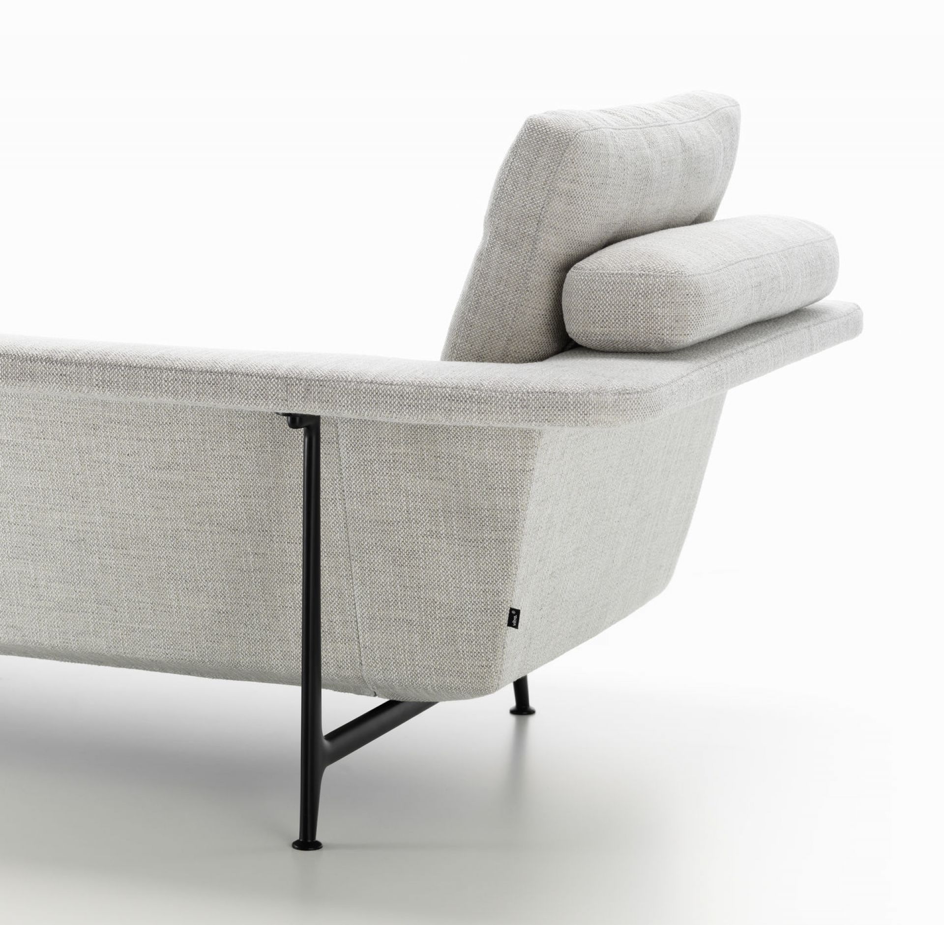 Detailansicht: Graue Vitra Grand Sofa Chaise Longue mit schwarzem Gestell und Nackenkissen.
