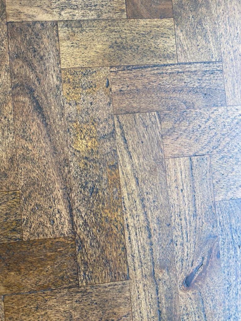 Detailaufnahme der Holzoberfläche des Kant Esstisches von House Doctor, Mängelexemplar.