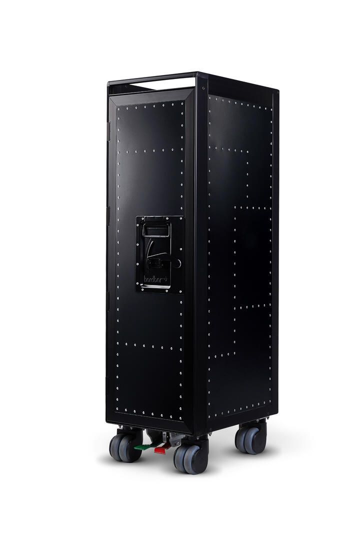Schwarzer Rivet Rocker Flugzeugtrolley Bordbar mit Nieten und Rollen, ideal als Designmöbel.