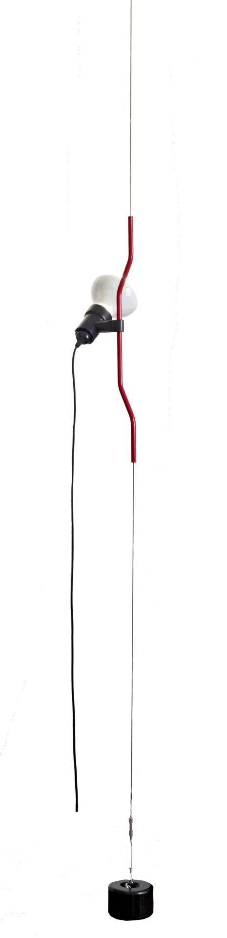 Rote Parentesi Lampe von Flos: Design Deckenleuchte mit Schalter und Gegengewicht.
