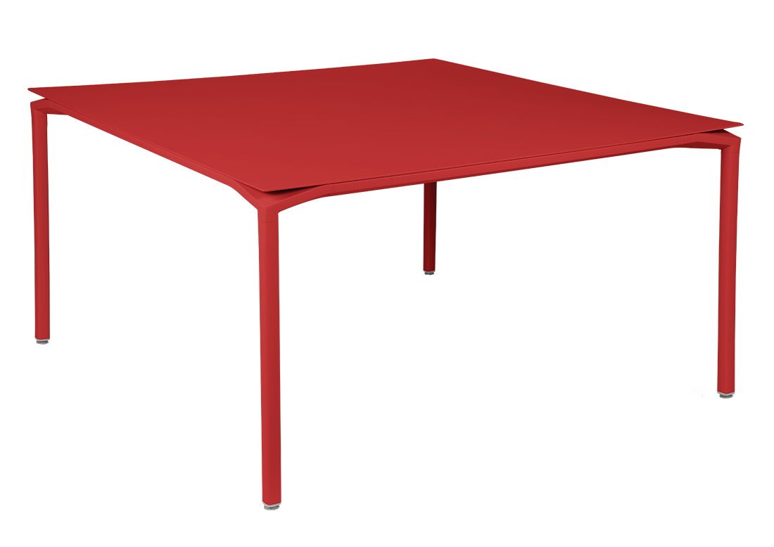 Roter Calvi Tisch von Fermob für den Außenbereich, quadratisch und modern.