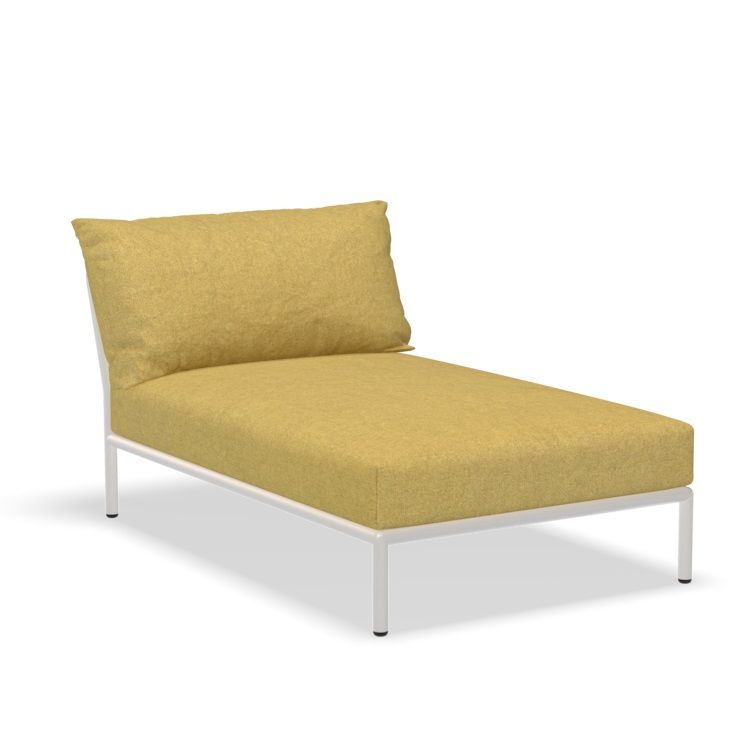 Level 2 Chaiselongue von Houe: Gelber Outdoor Sessel mit weißem Gestell und Rückenlehnenkissen.