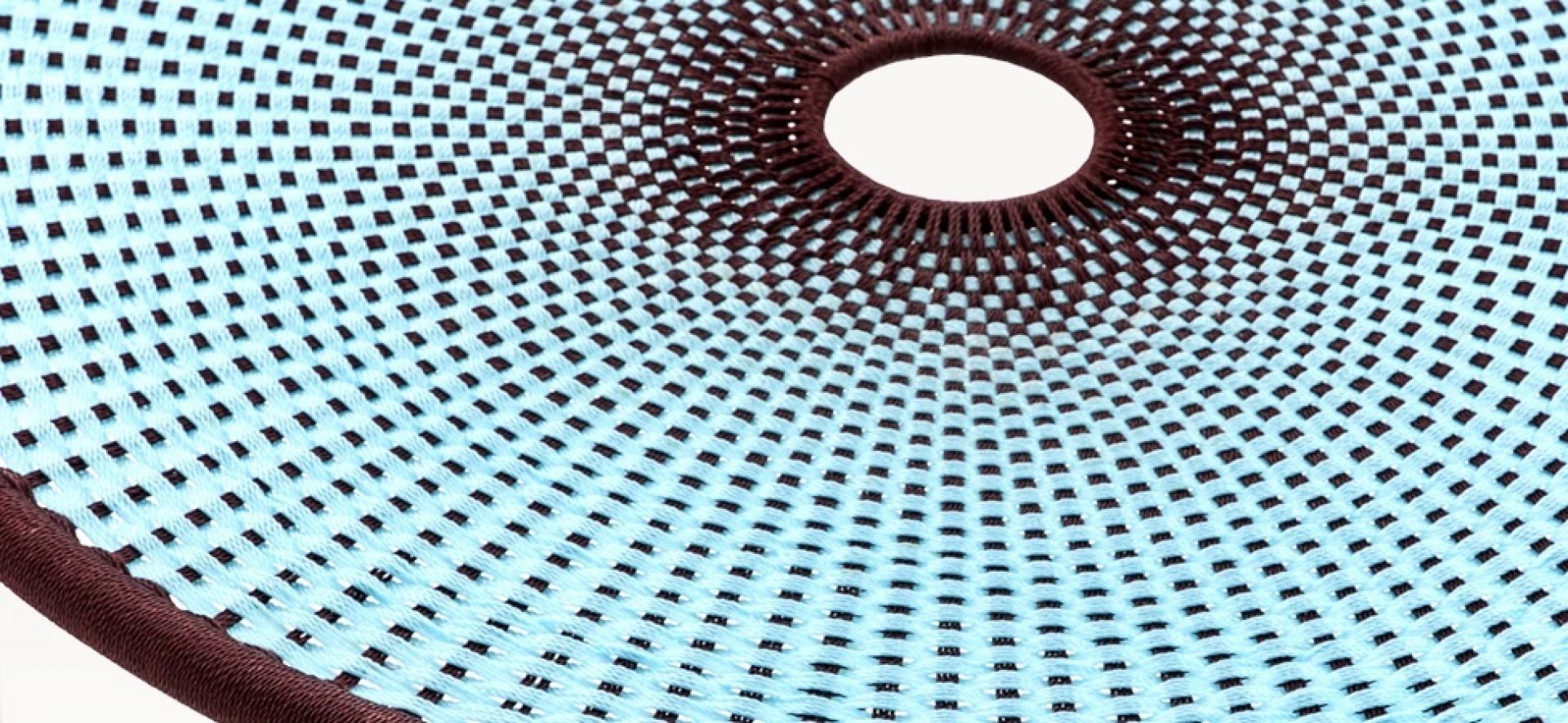 Detailaufnahme des Banjooli Tischs von Moroso in Gelb und Schwarz, gewebtes Design.