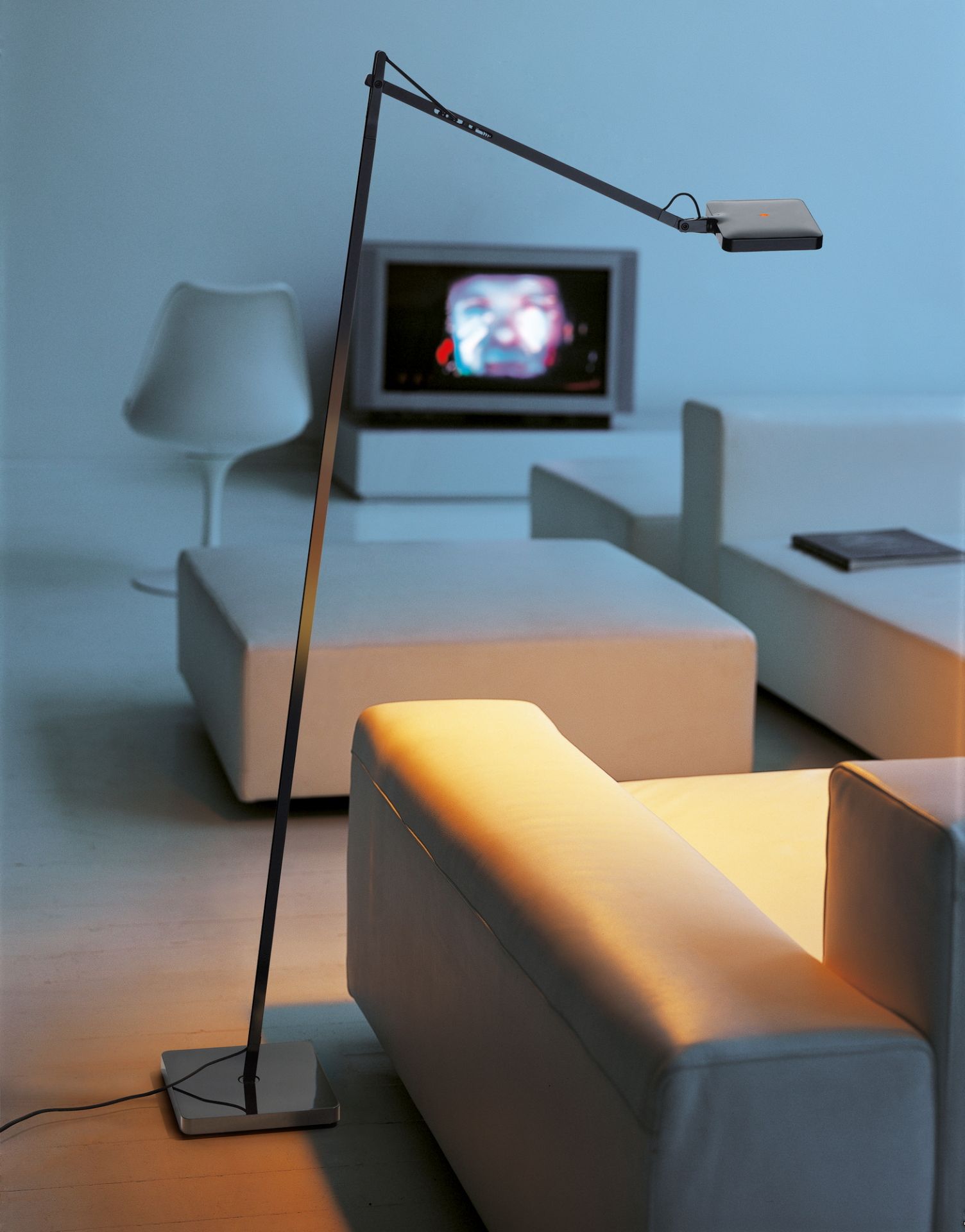 Kelvin LED Stehleuchte von Flos, modernes Design, dimmbar, für Wohnzimmer und Büro.