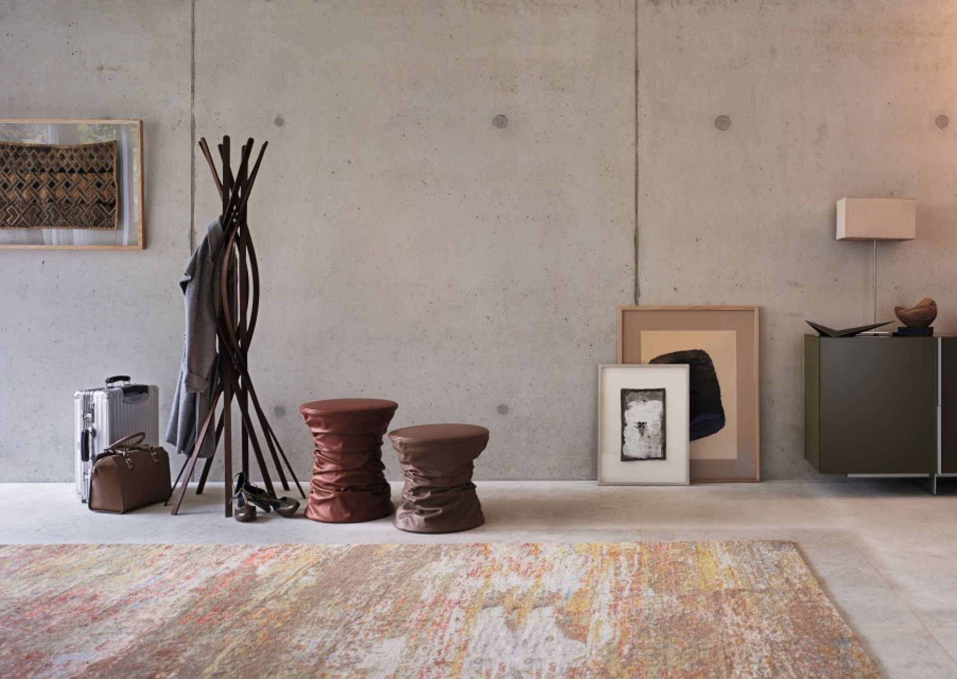 Zwei braune Bellows Hocker / Beistelltische von Walter Knoll in modernem Ambiente.