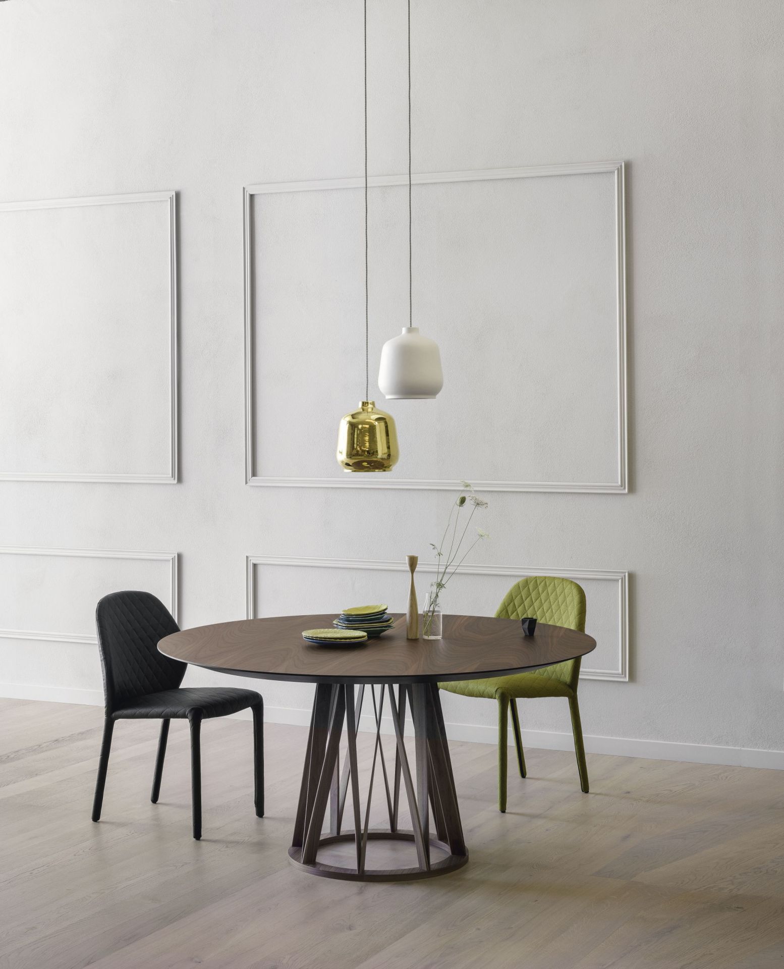 Acco Tisch Miniforms: Runder Esstisch aus Holz mit modernem Design und Stühlen in minimalistischem Interieur.