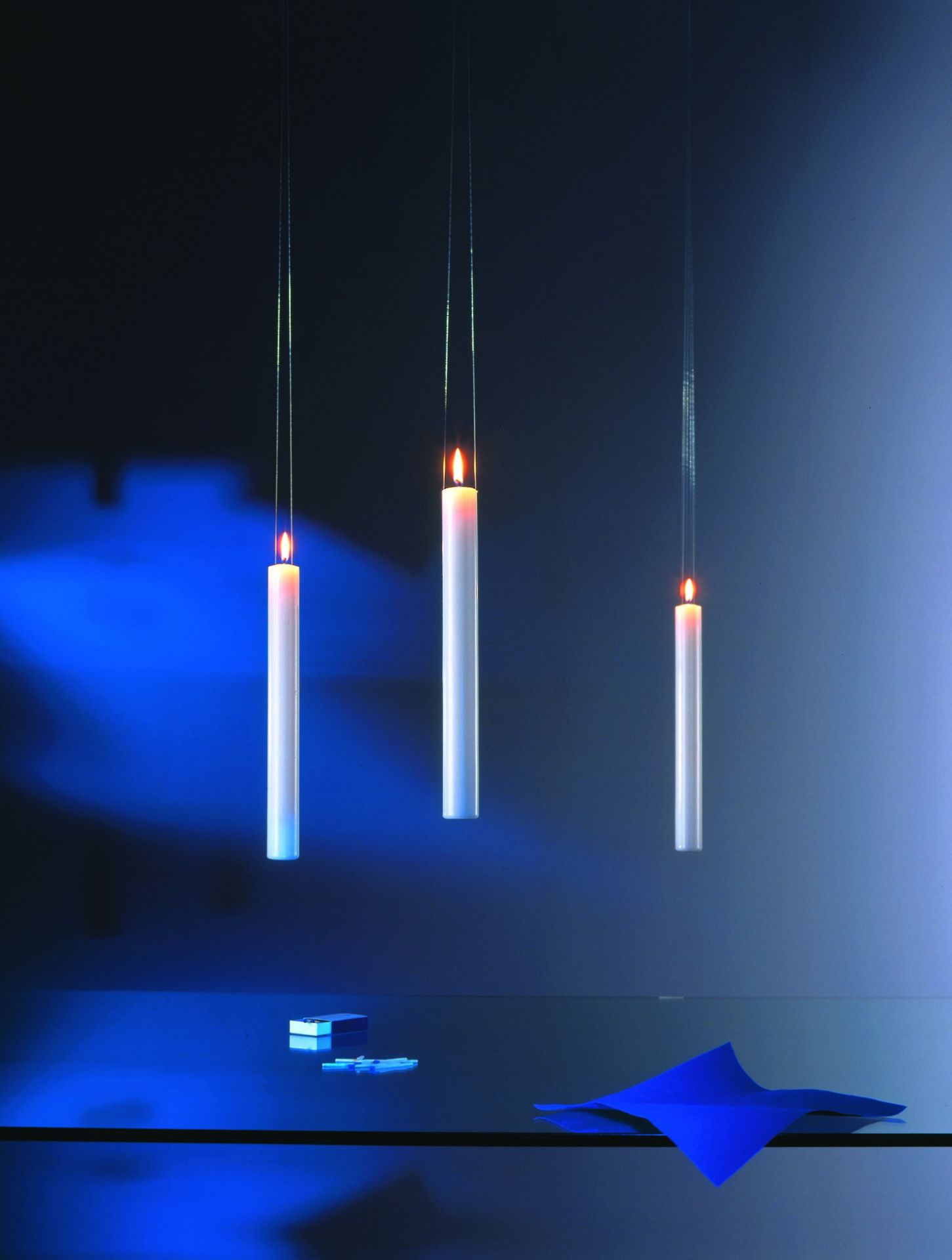 Drei brennende Fly Candle Fly! Hängekerzen von Ingo Maurer, moderne Beleuchtung für Wohnräume.