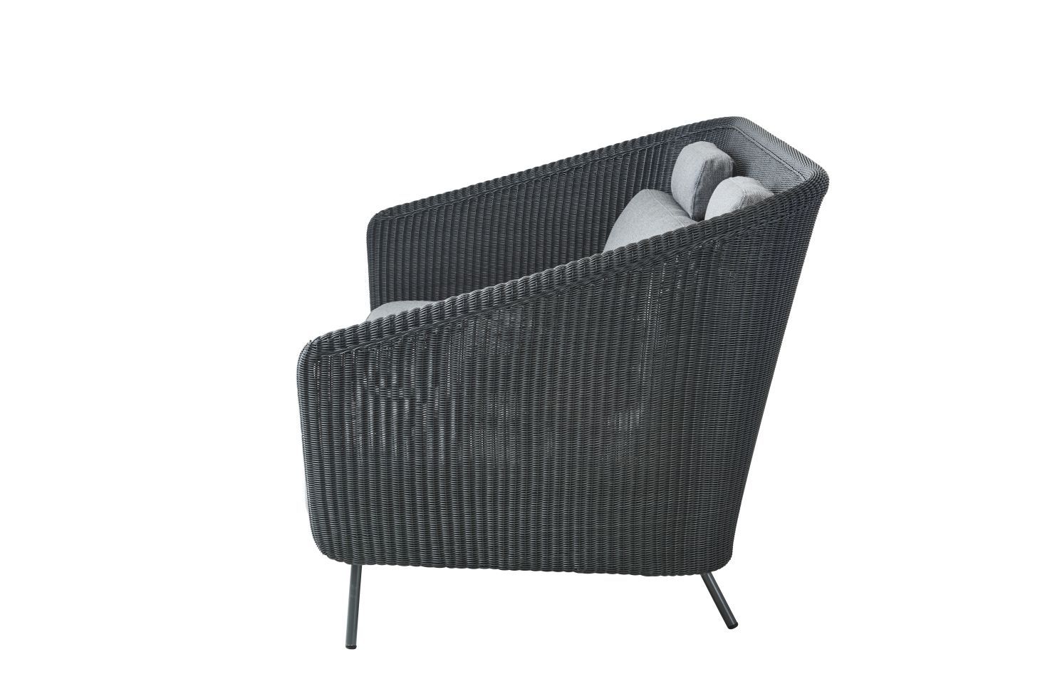 Graues Cane-Line Mega Outdoor Sofa aus Rattan mit Kissen, Seitenansicht auf weißem Hintergrund.