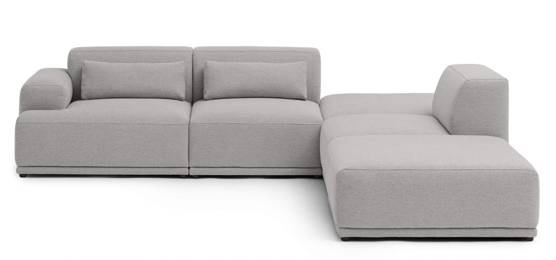 Graues Connect Soft Modular Sofa von Muuto, Ecksofa mit Kissen und Ottomane.