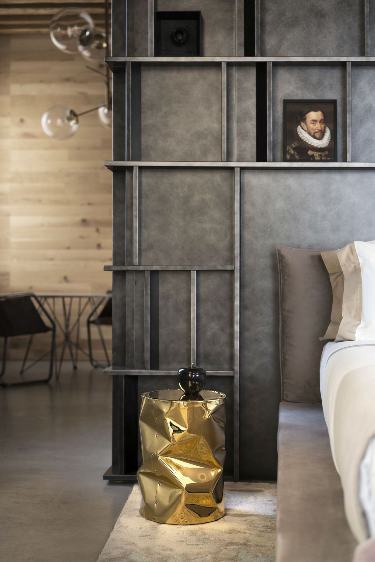 Goldener TAB.U Beistelltisch von Opinion Ciatti als Nachttisch im Schlafzimmer, modernes Design.