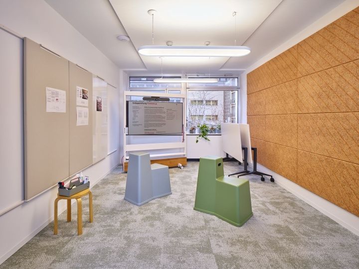 Innenraum mit Vitra Klapptisch, MedaMorph ähnlich, an der Wand stehend, für Büro und Konferenz.