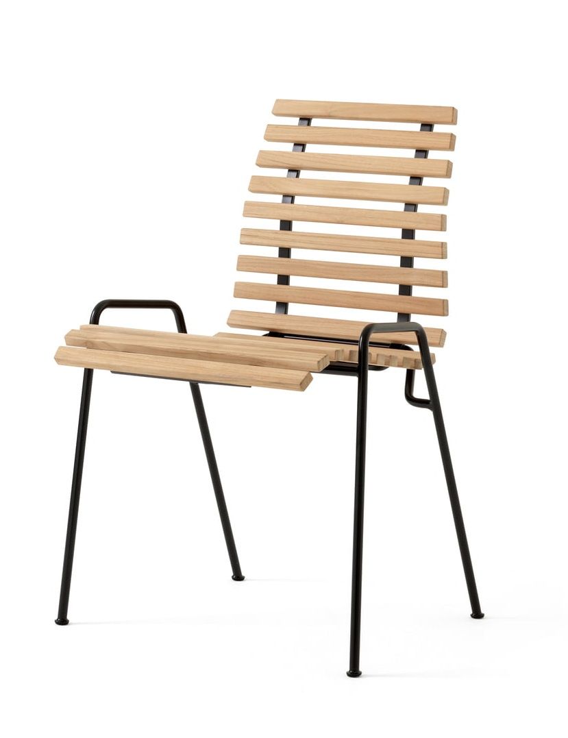 RFH Robin Day RD4 Esszimmerstuhl von AndTradition: Holzlatten-Design mit schwarzem Metallgestell für den Außenbereich.