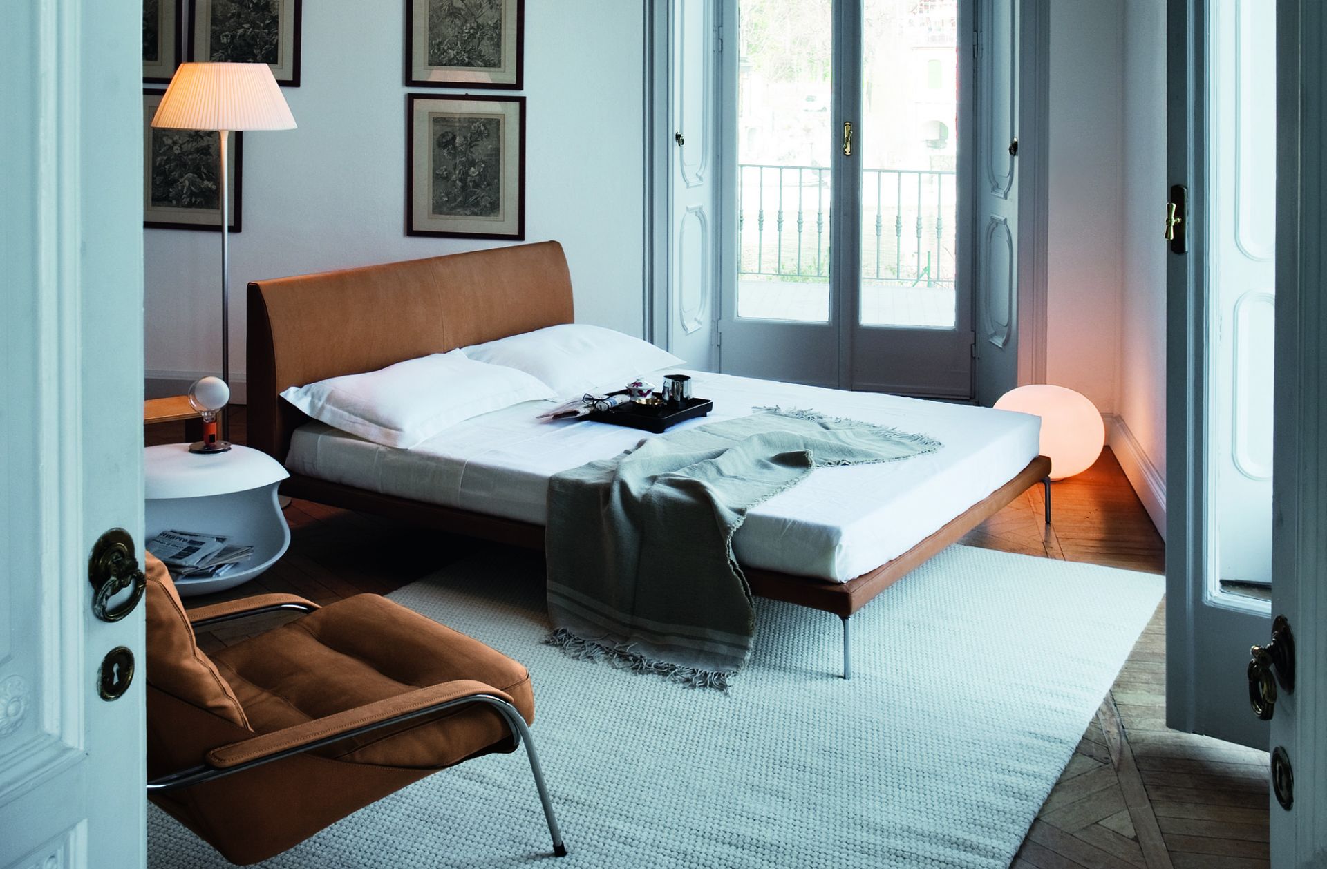 Modernes Schlafzimmer mit Talamo Bett von Zanotta, eleganter Holzrahmen und stilvolles Design.