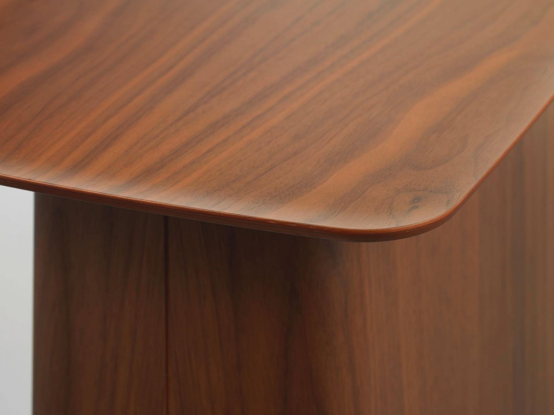 Wooden Side Table Beistelltisch Walnuss mittel Vitra vitra_21051313