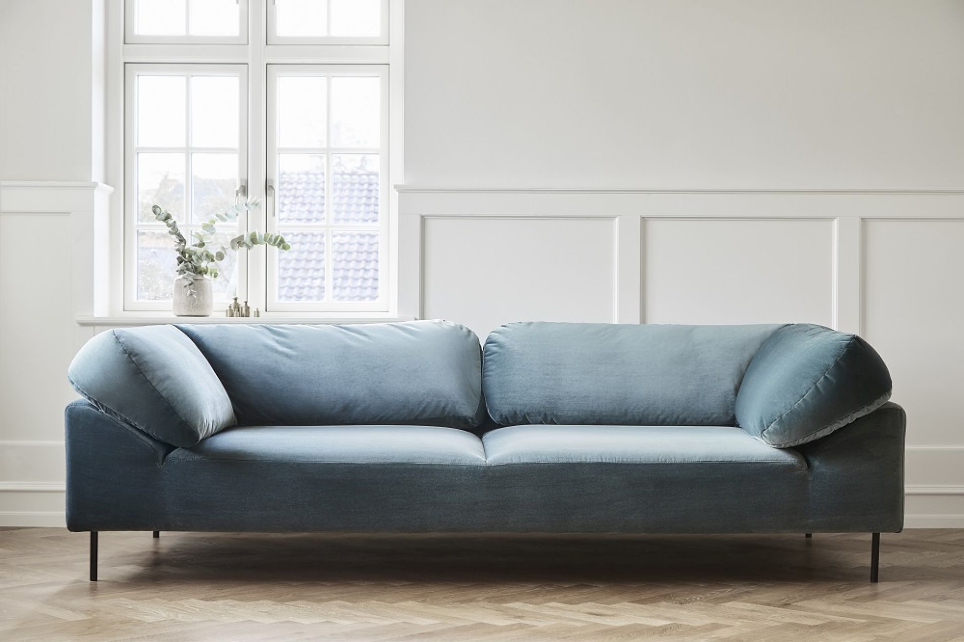Collar Sofa Icon Woud: Blauer 3-Sitzer mit weichen Kissen und minimalistischem Design.