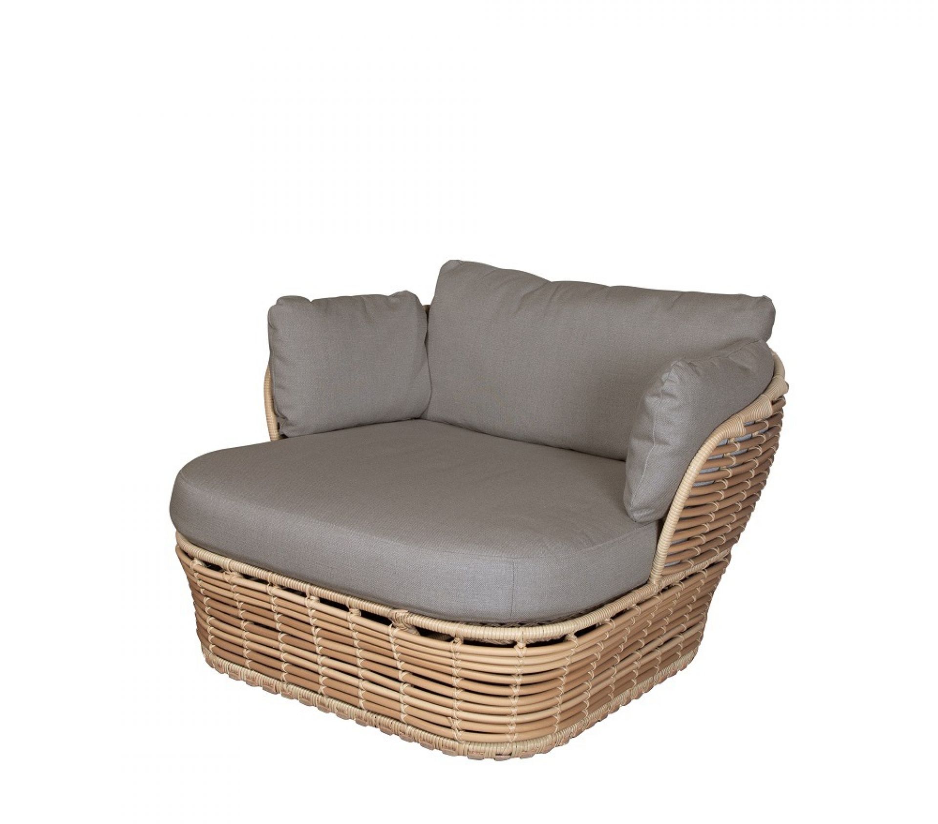 Basket Outdoor Loungesessel von Cane-Line mit grauen Kissen und Rattan-Geflecht für den Garten.