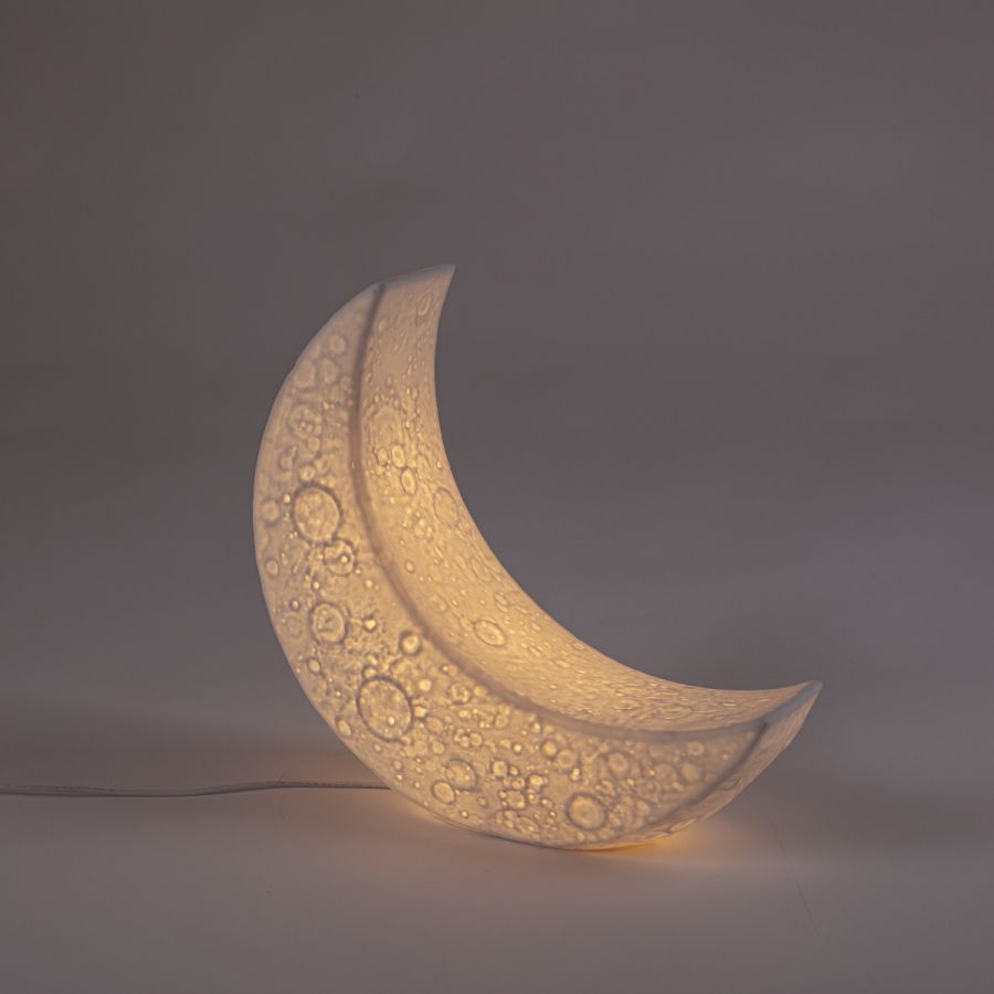 Nahaufnahme der leuchtenden My Little Moon Lampe von Seletti, Mond Design, Deko Lampe.