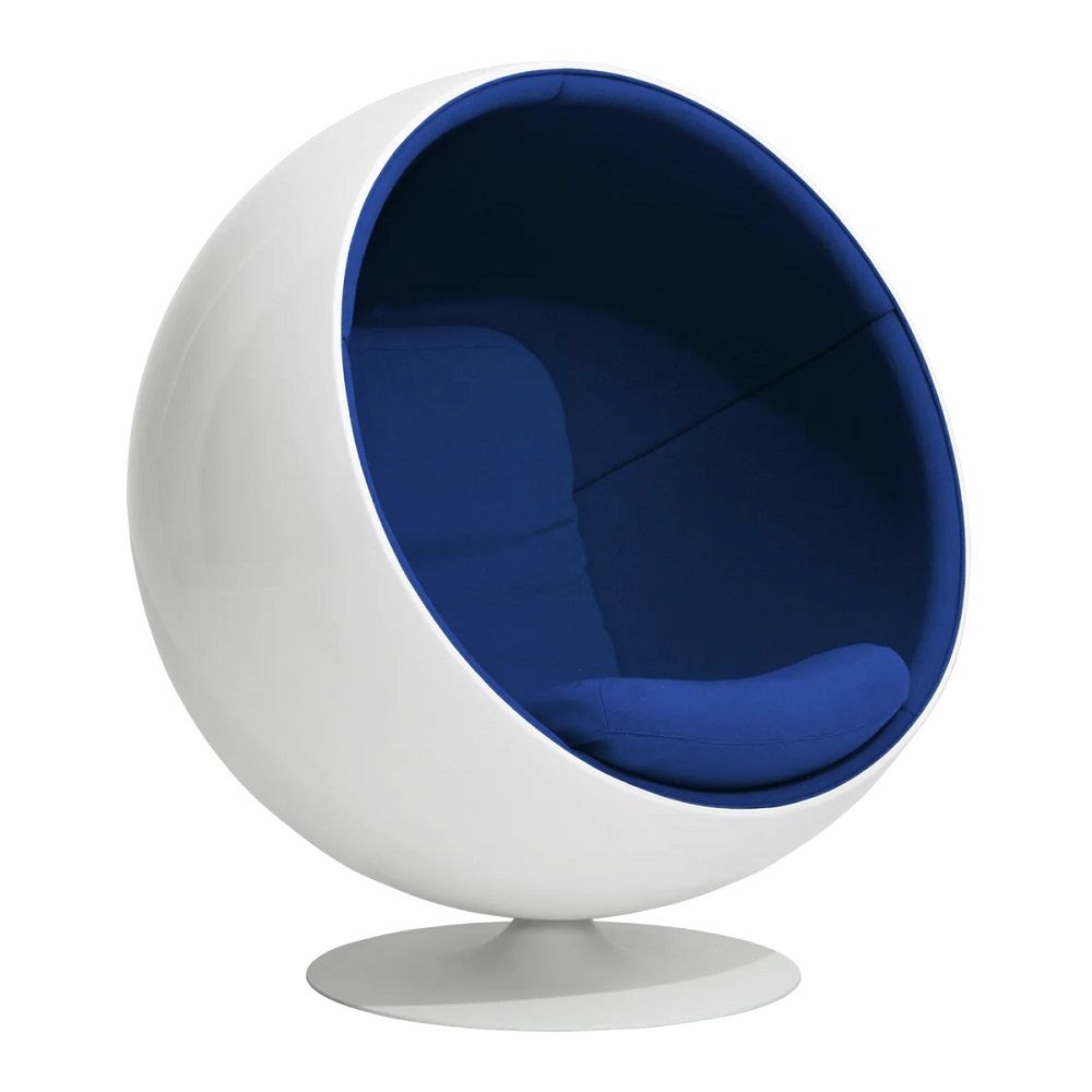 Weißer Ball Chair Sessel mit blauer Polsterung, ein Designklassiker für modernes Wohnen.