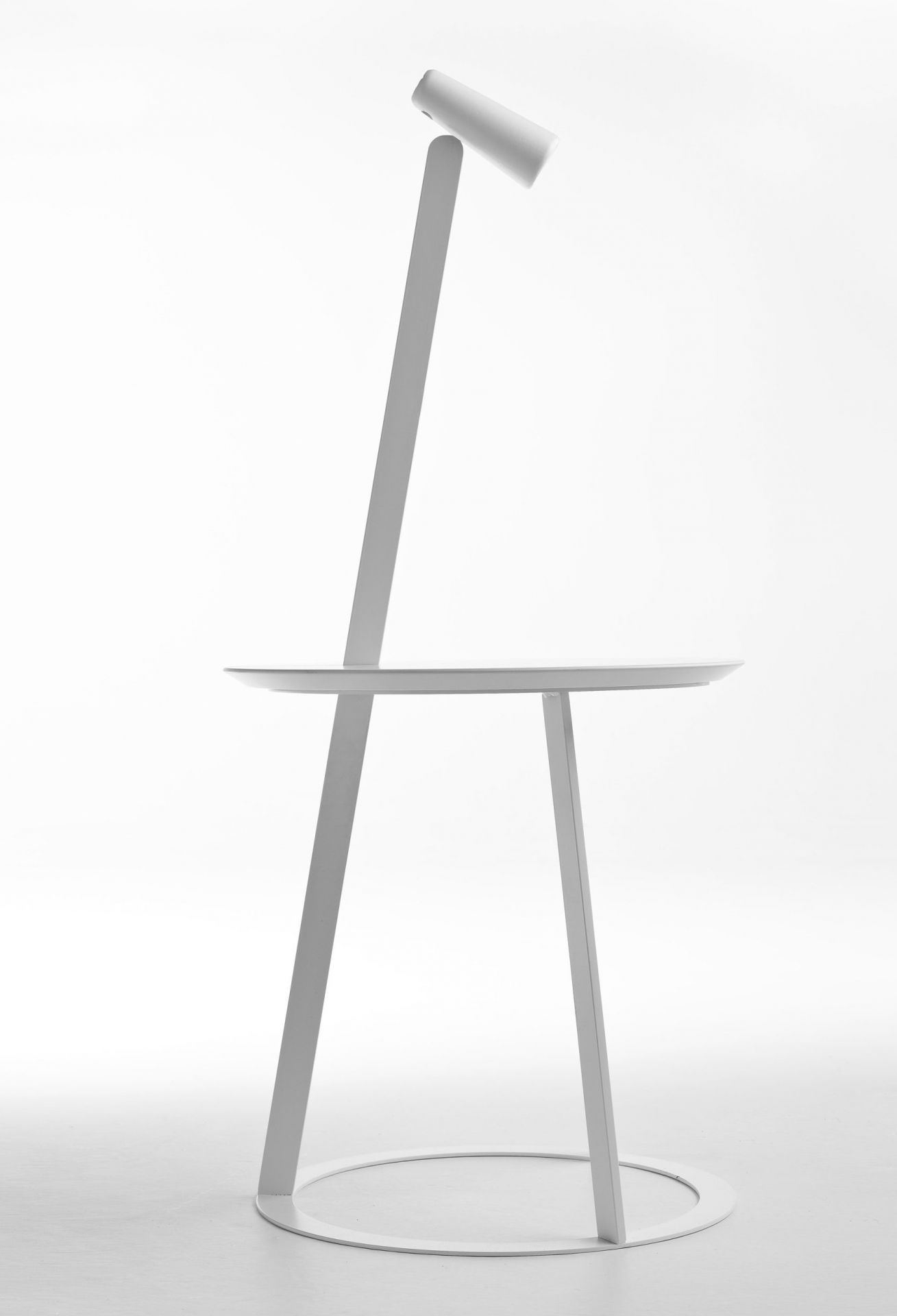 Weißer Albino Torcia Beistelltisch von Casamania Horm mit Lampe und runder Tischplatte.