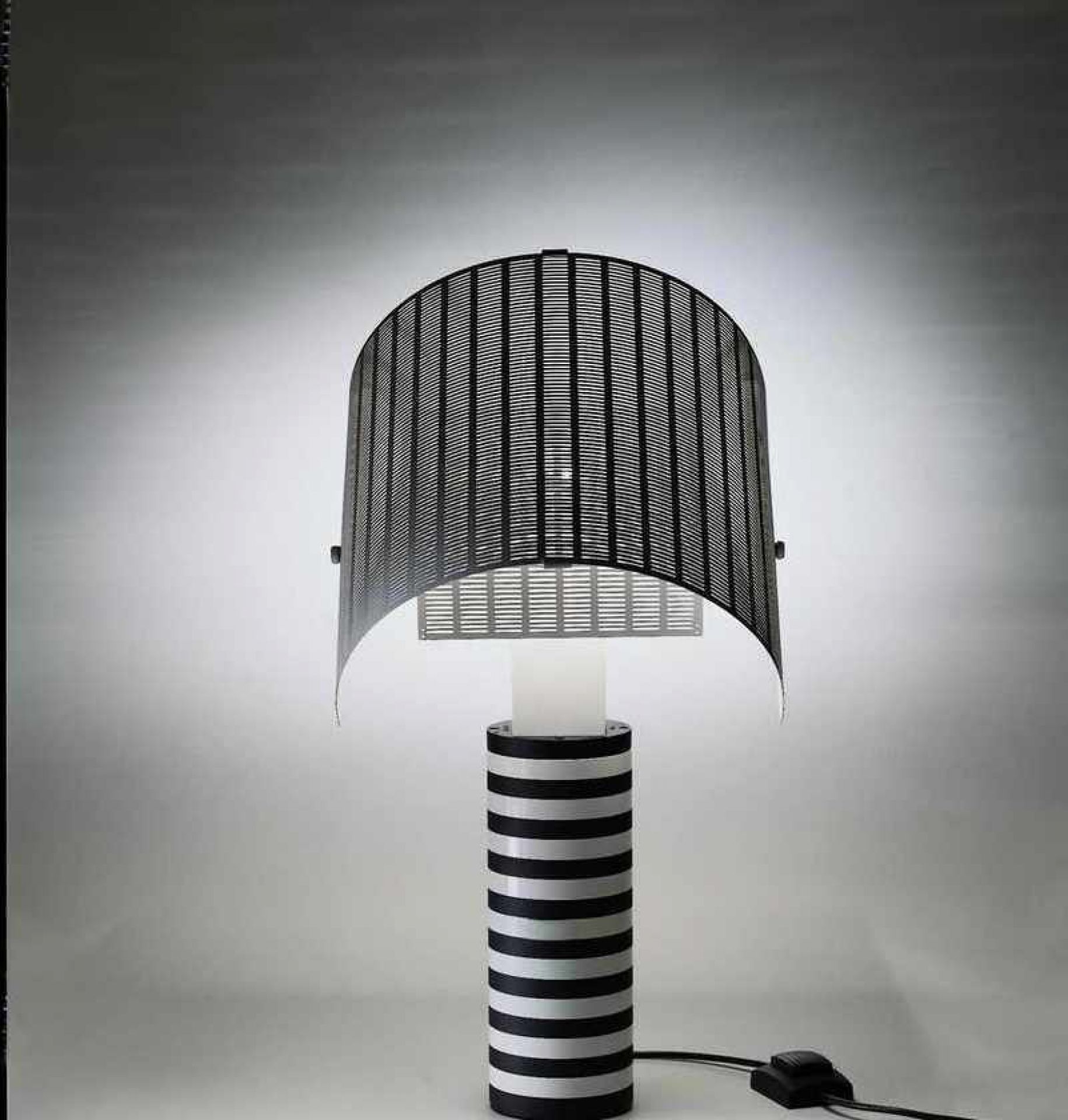 Shogun Tavolo Tischleuchte von Artemide: Schwarz-weiß gestreifte Designlampe mit perforiertem Schirm. Moderne Beleuchtung für Wohnraum und Büro.