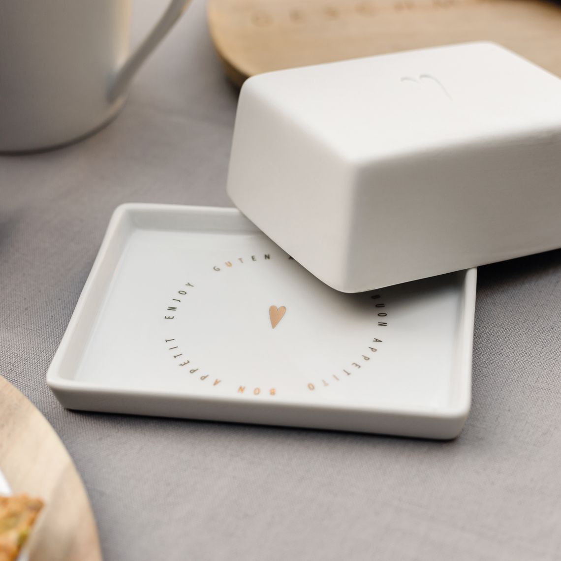 Weiße "Guten Appetit" Butterdose von Räder mit Herz-Motiv, Keramik, für stilvolles Servieren von Butter.