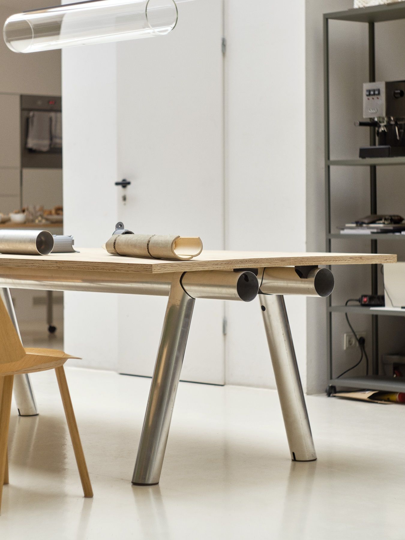 Detailaufnahme des Hay Boa Table mit Tischplatte aus Holz und Stahlbeinen.