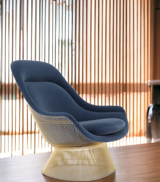 Blauer Platner Sessel von Knoll International mit goldfarbenem Drahtgestell und weicher Polsterung.
