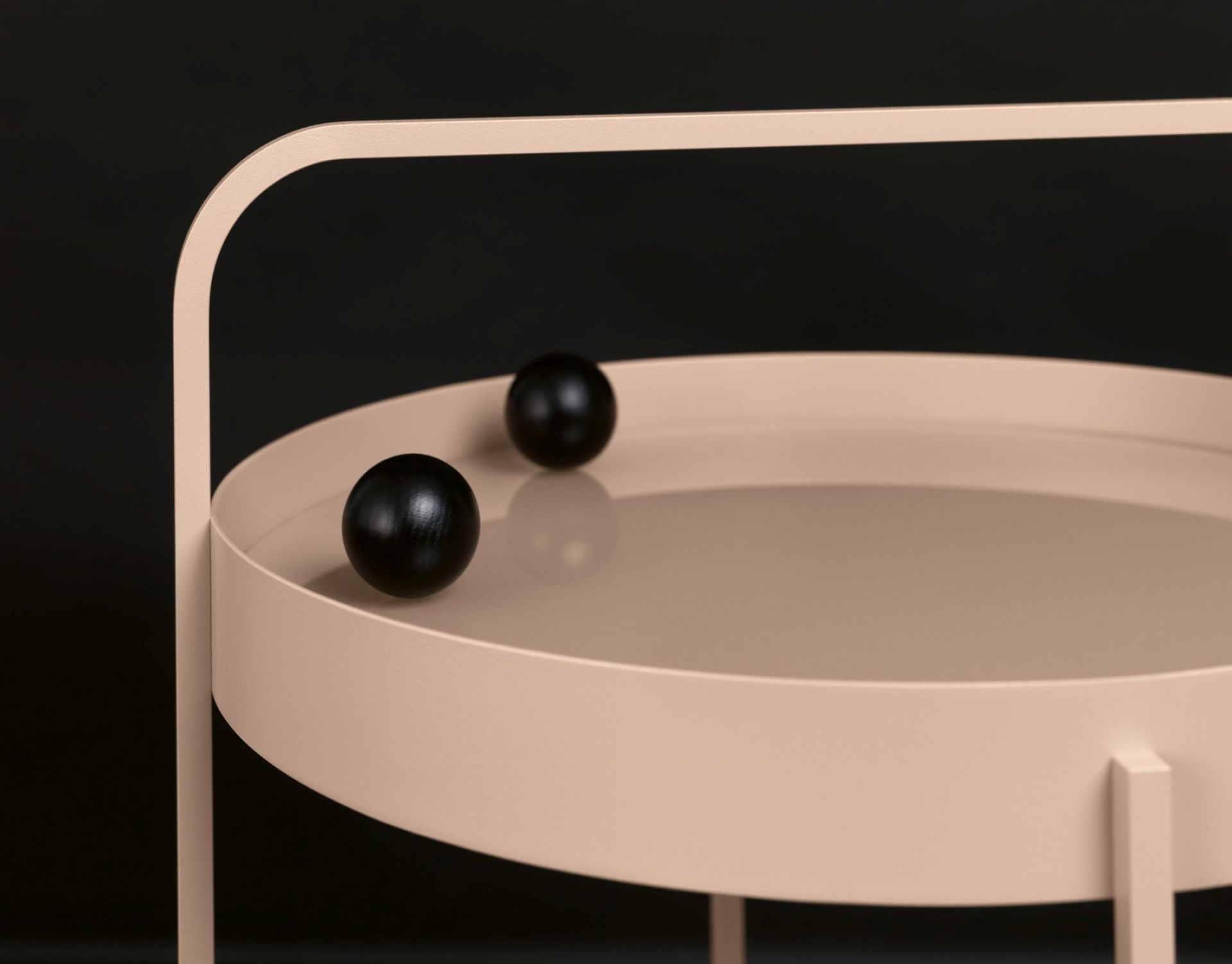 Albert Beistelltisch von Schönbuch, hellrosa mit zwei schwarzen Kugeln, modernes Design.