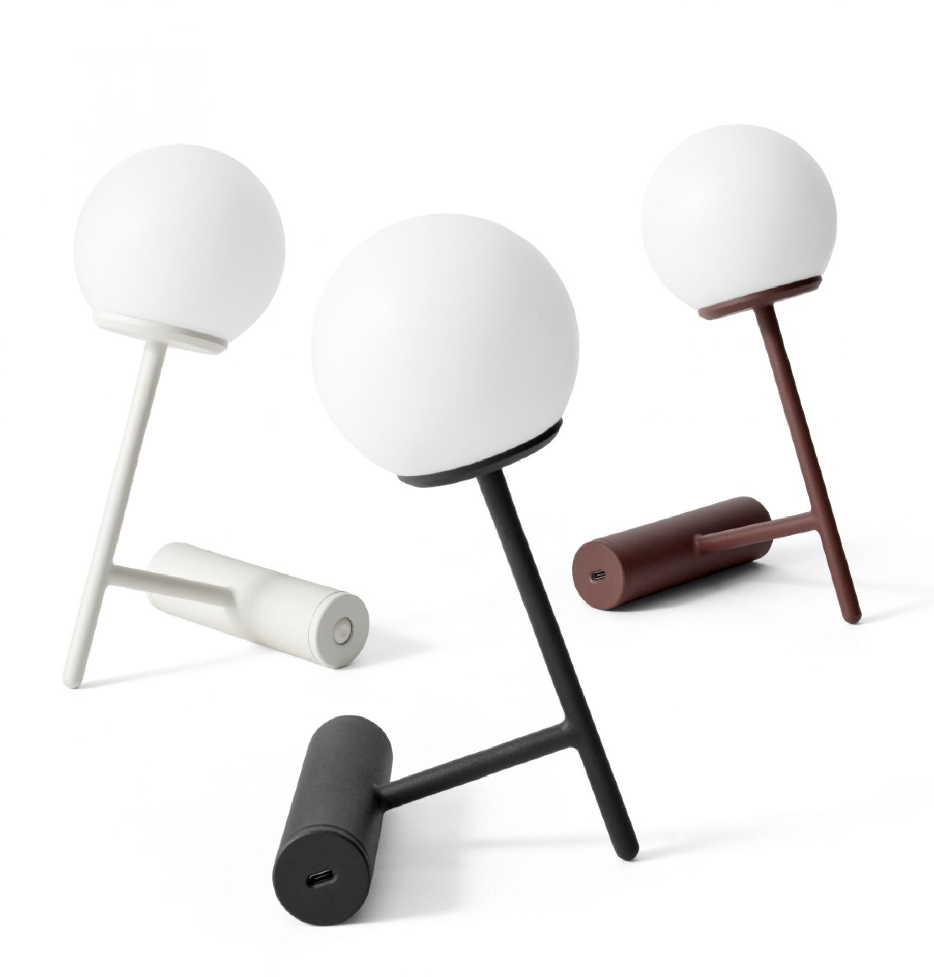 Audo Phare LED Tischleuchte in Schwarz, Weiß und Braun mit kugelförmigem Lampenschirm.