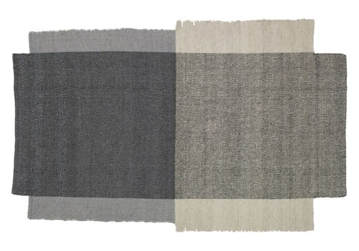 Nobsa Rug Teppich, kleines Format, mit Farbblockmuster in Grau- und Beigetönen.