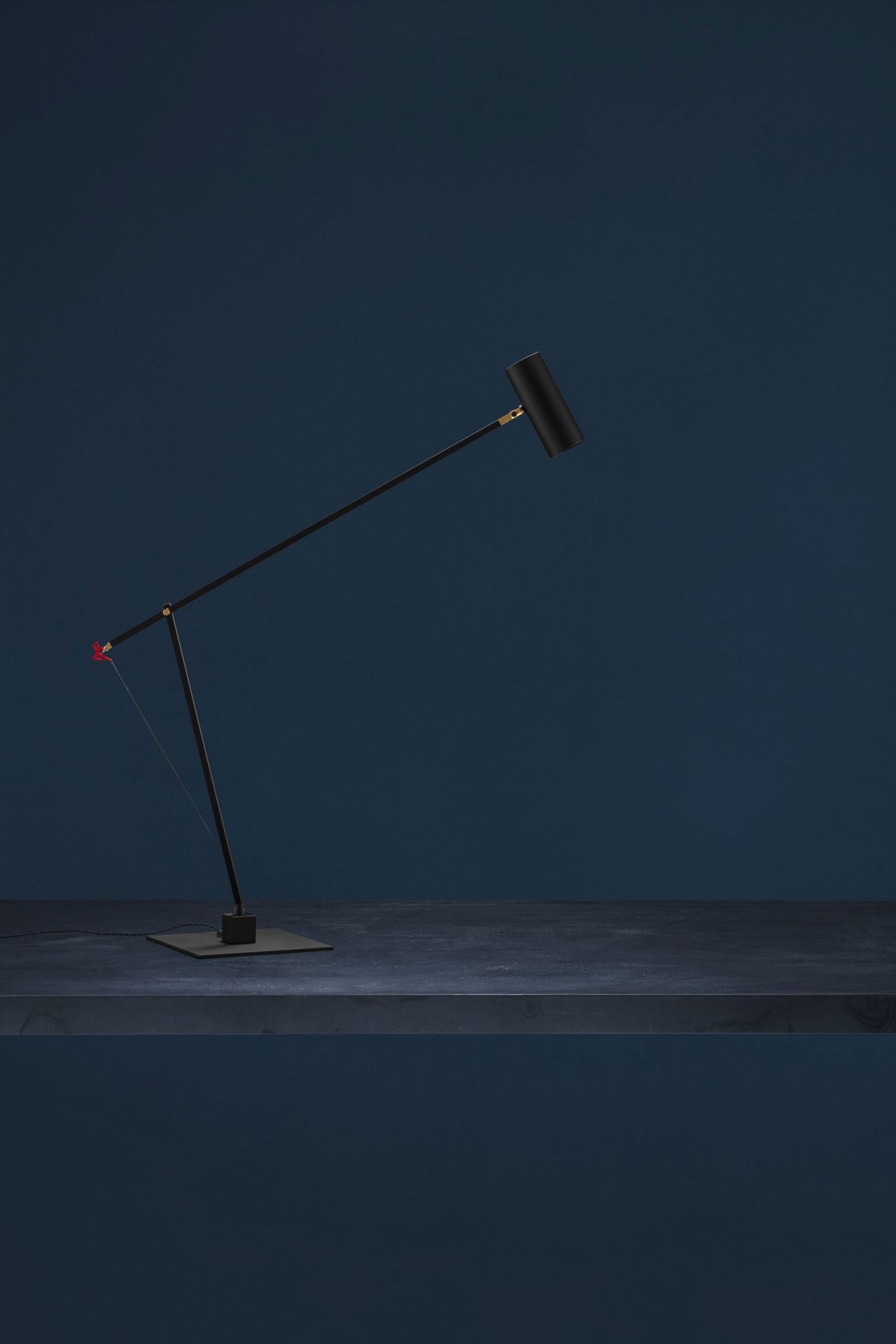 Schwarze Ettorino Tischleuchte von Catellani & Smith, modernes Design mit verstellbarem Arm.