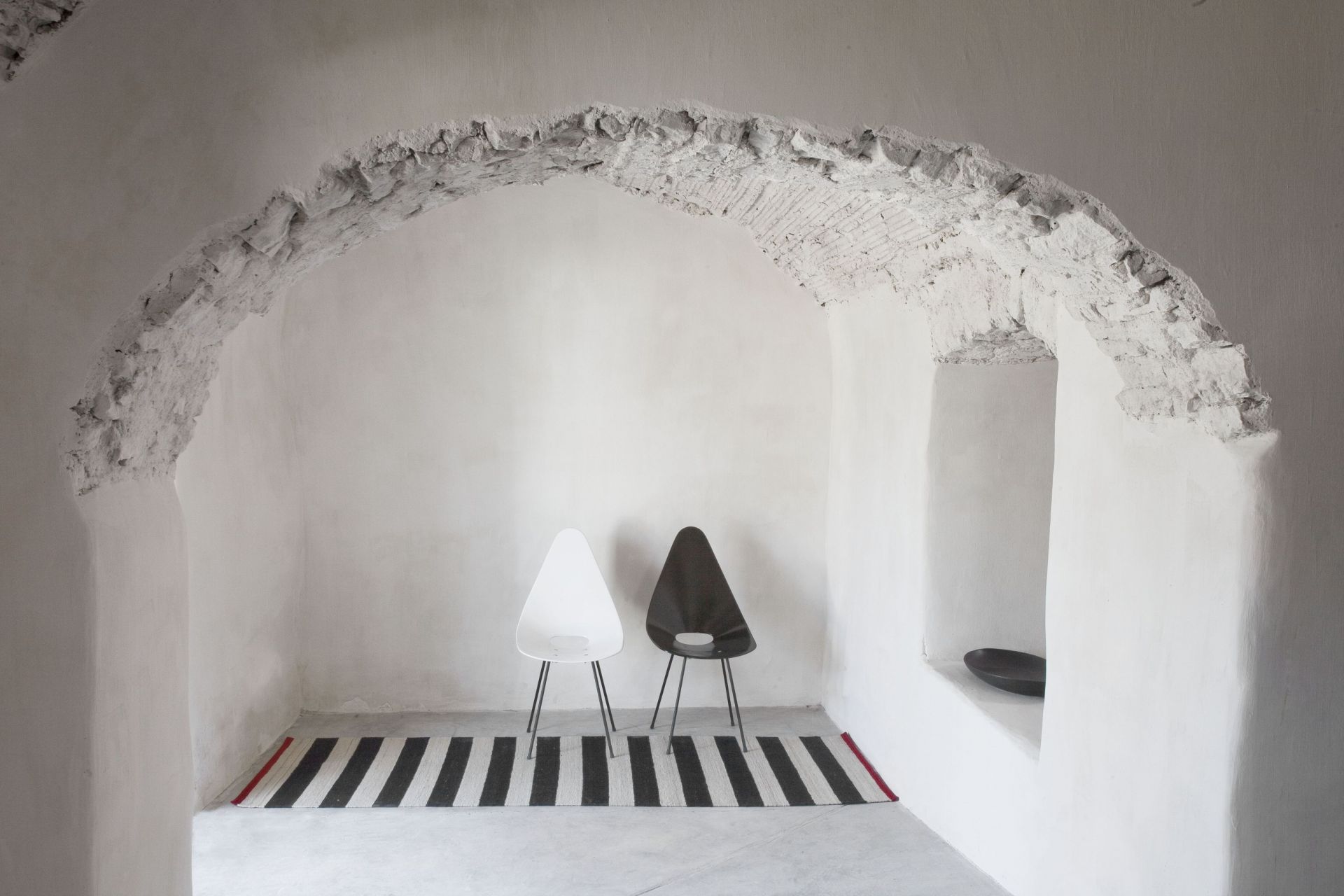 Nanimarquina Mélange Stripes Läufer 80x240 cm unter zwei Stühlen in weißem Raum.