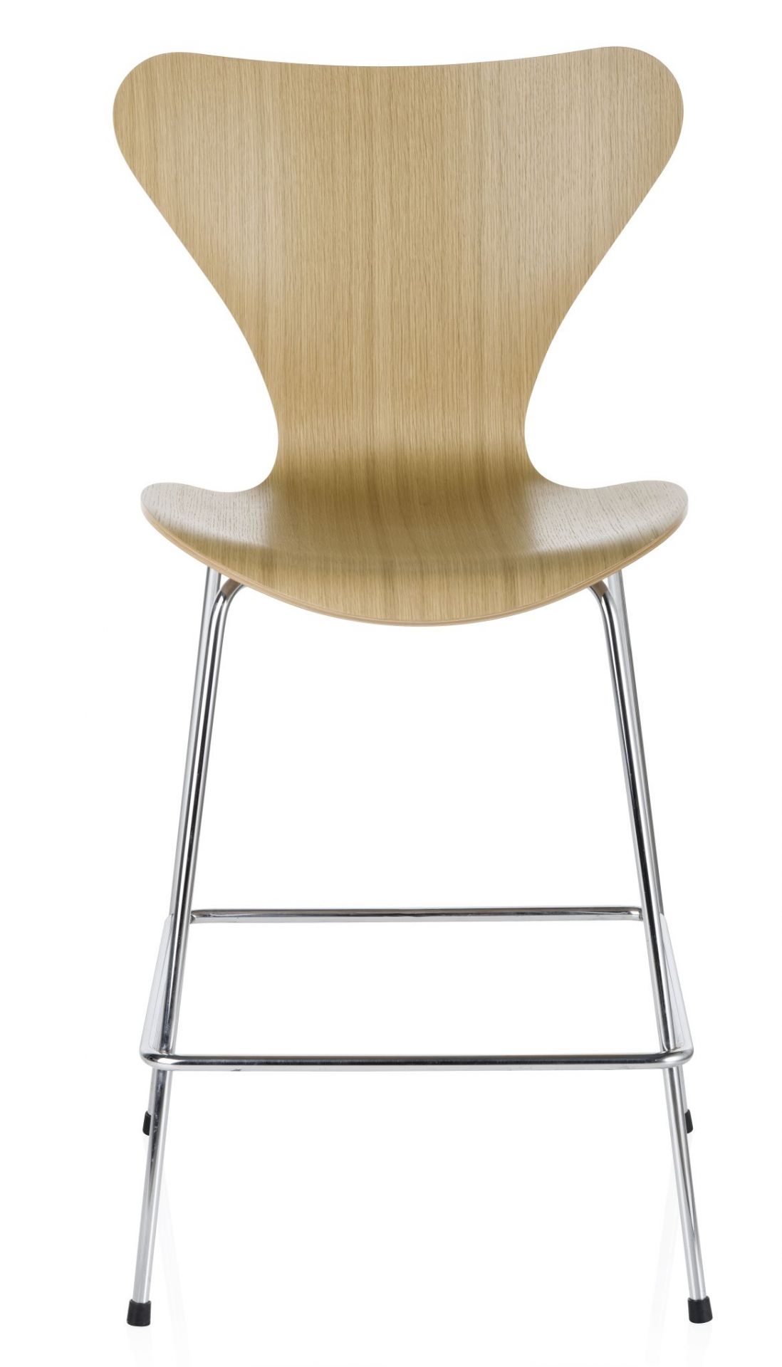 Fritz Hansen Siebener Counterstuhl 3187 in Esche hell mit Chromgestell, Ansicht von vorne.