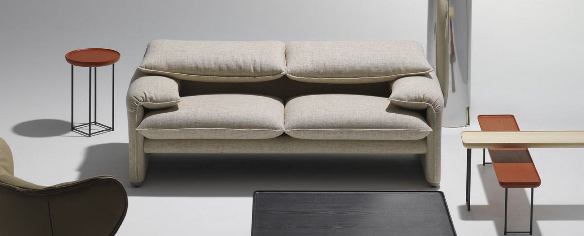 Beige 675 Maralunga Sofa Zweisitzer von Cassina, modernes Design Sofa mit Stoffbezug für Wohnzimmer.