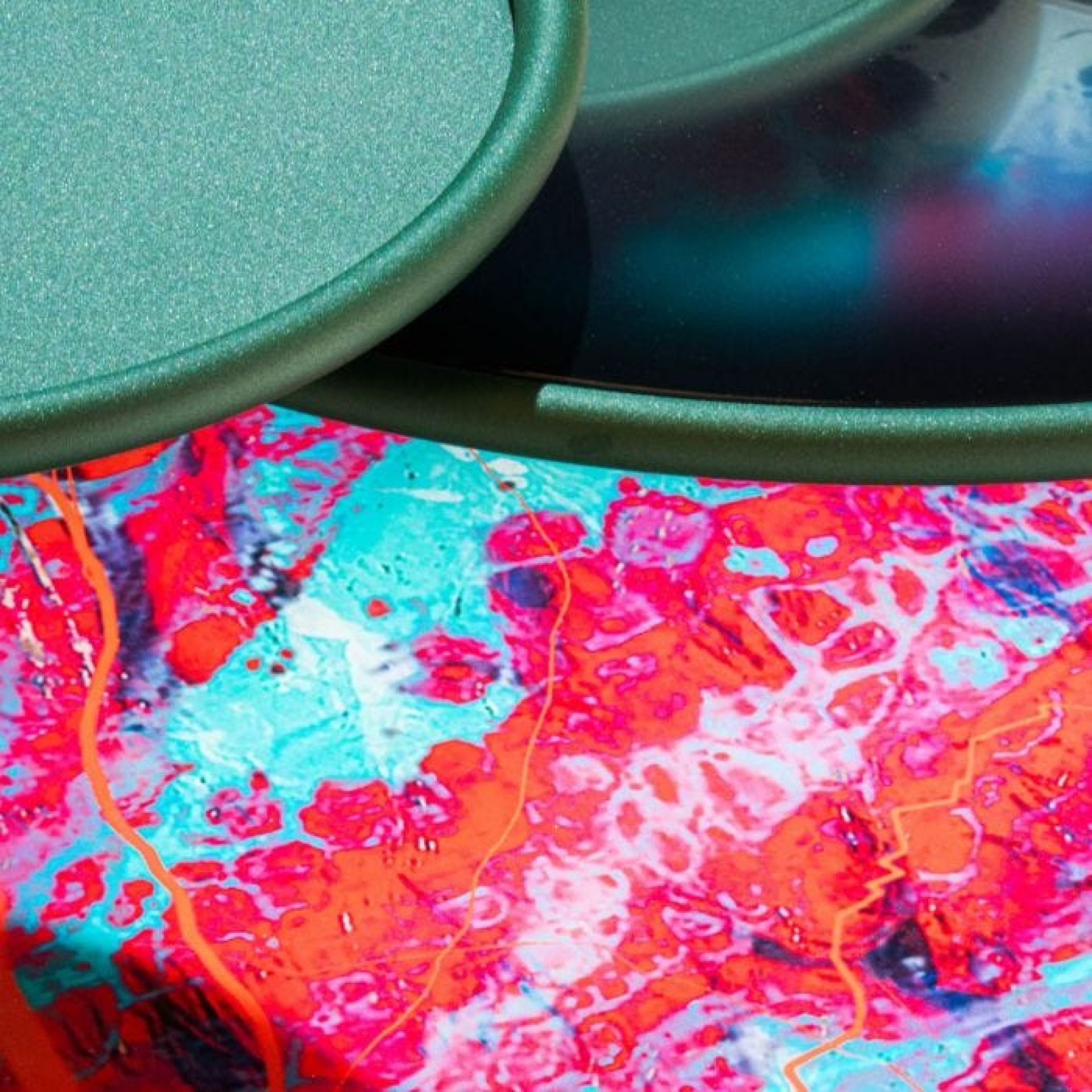 Detailaufnahme: Driade Couchtisch mit farbenfroher, abstrakter Tischplatte und grünem Rand. Design Couchtische online kaufen.